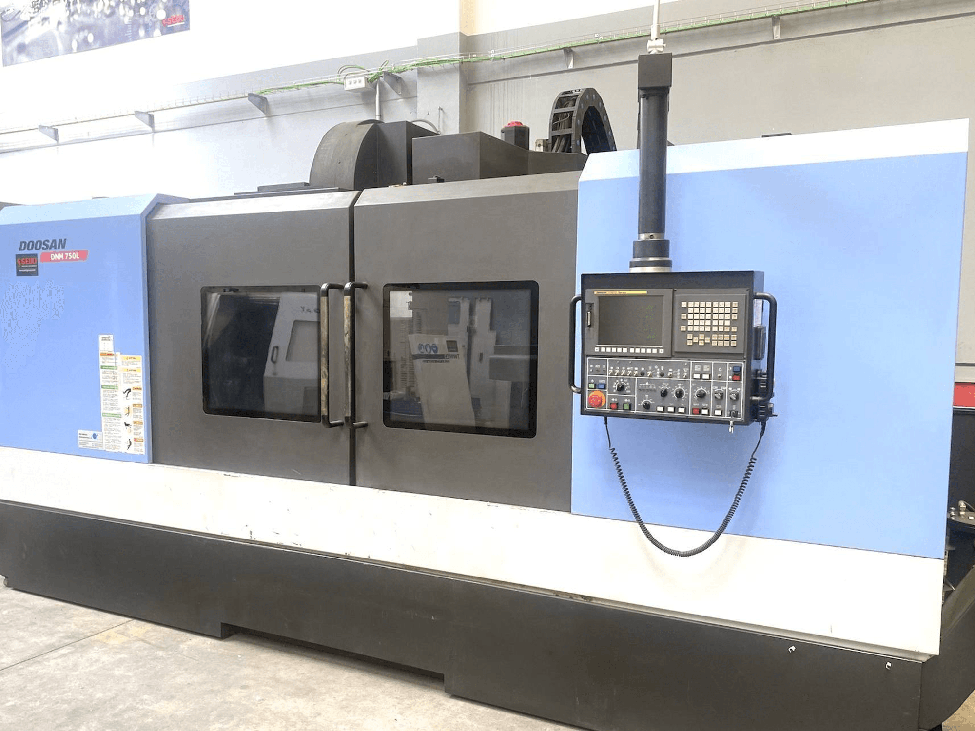 Prikaz stroja Doosan DNM 750L sprijeda