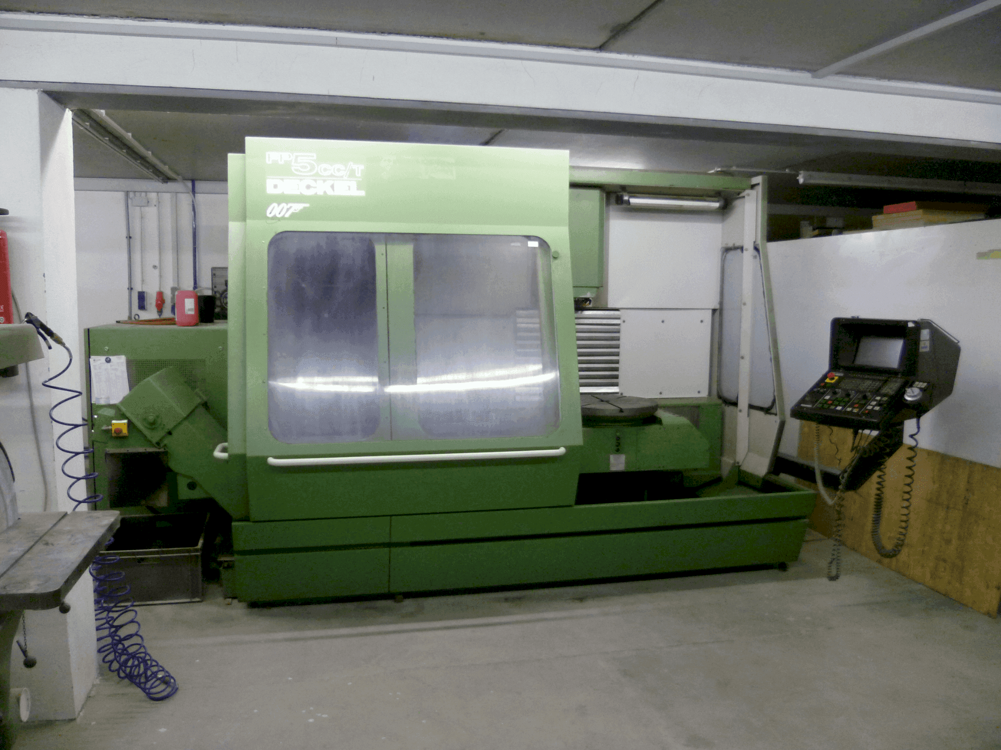 Prikaz stroja DECKEL FP5CCT sprijeda