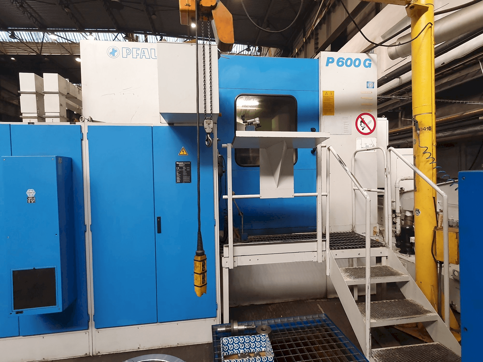 Prikaz stroja Gleason PFAUTER P 600G sprijeda