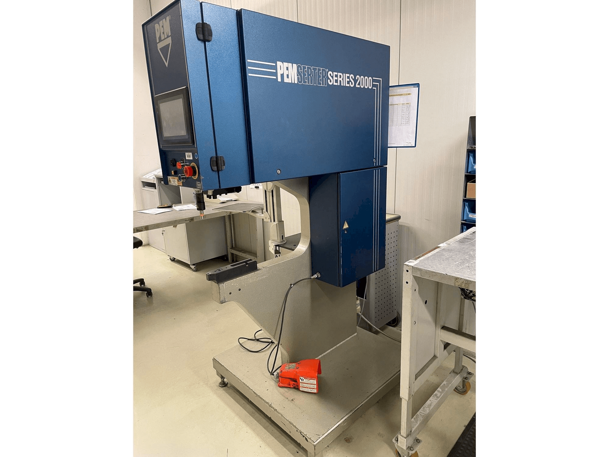 Prikaz stroja PEM-SERTER Series 2000A sprijeda