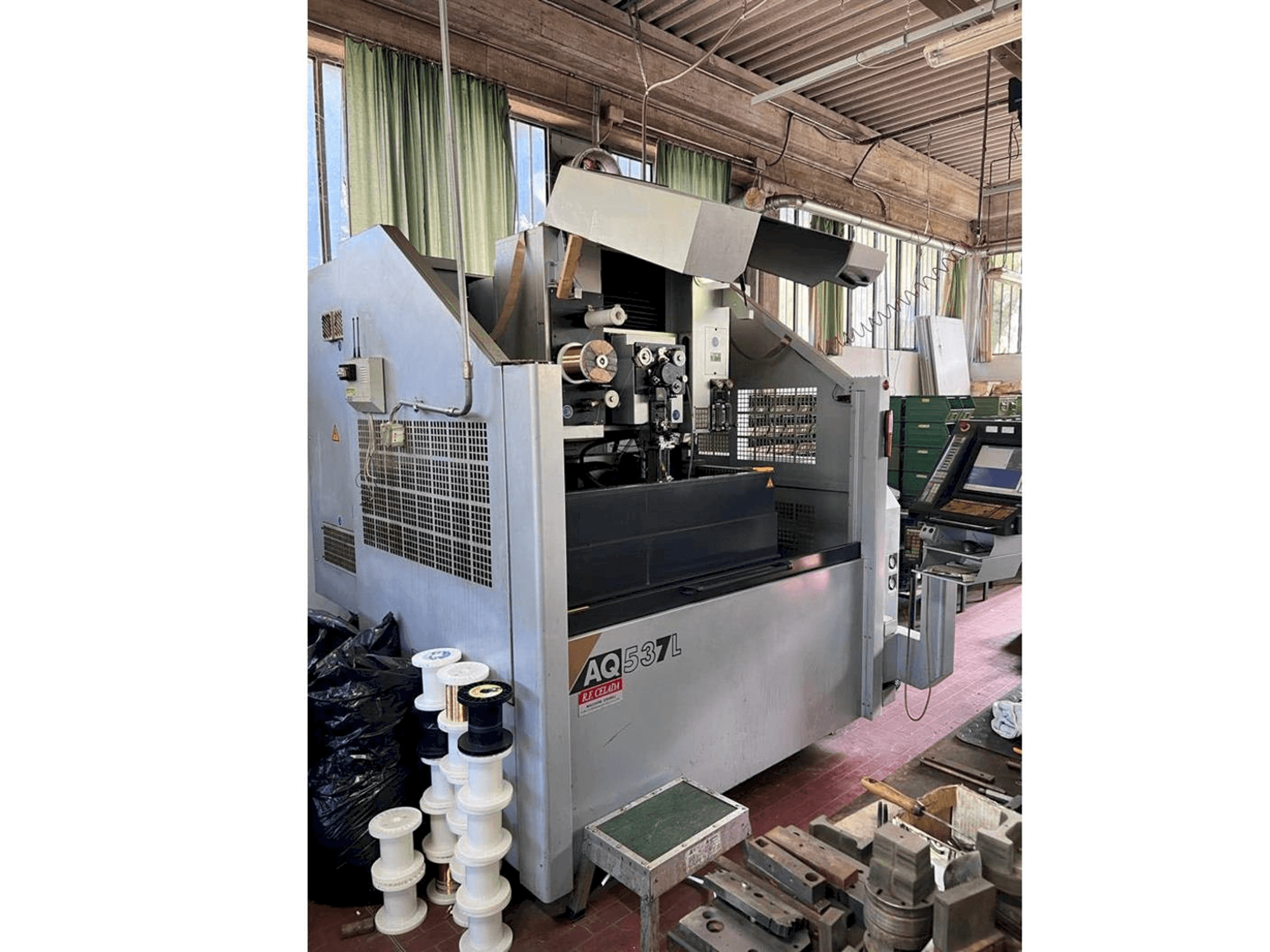 Prikaz stroja Sodick AQ537L sprijeda