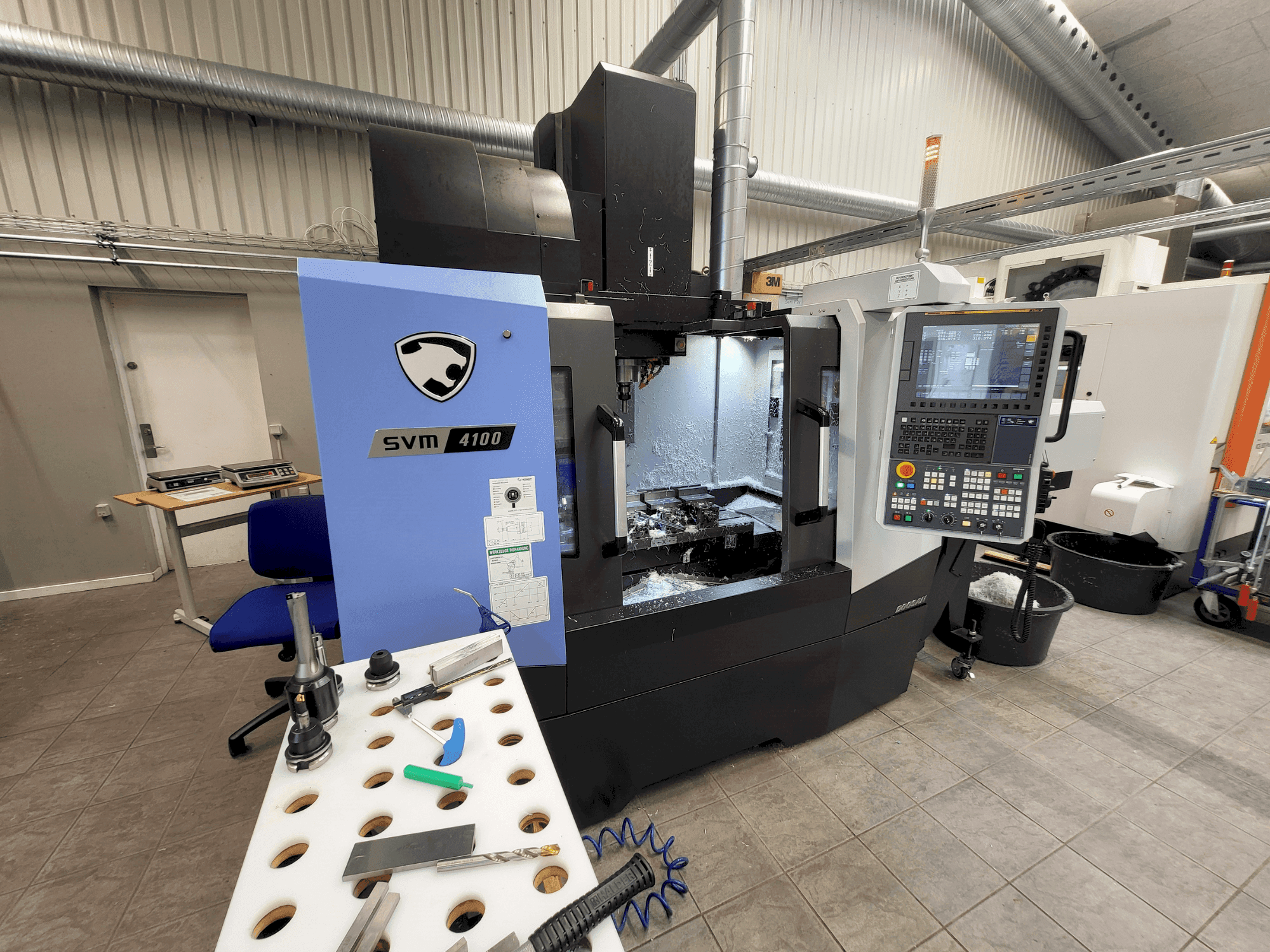Prikaz stroja DOOSAN SVM4100 sprijeda