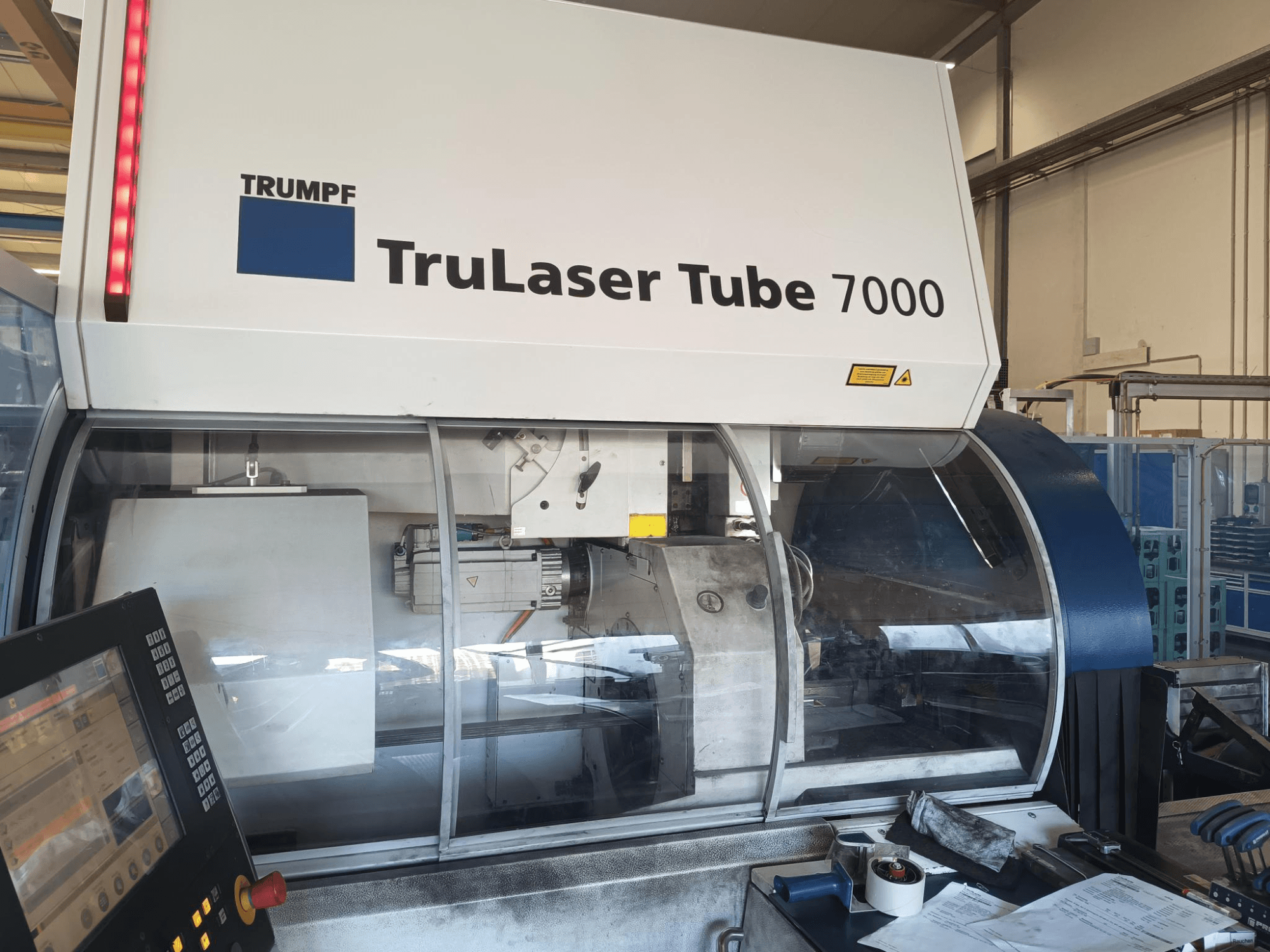 TRUMPF TruLaser Tube 7000, prednji pogled na stroj s upravljačkom pločom, prikaz značajki laserskog rezanja i radnog prostora.