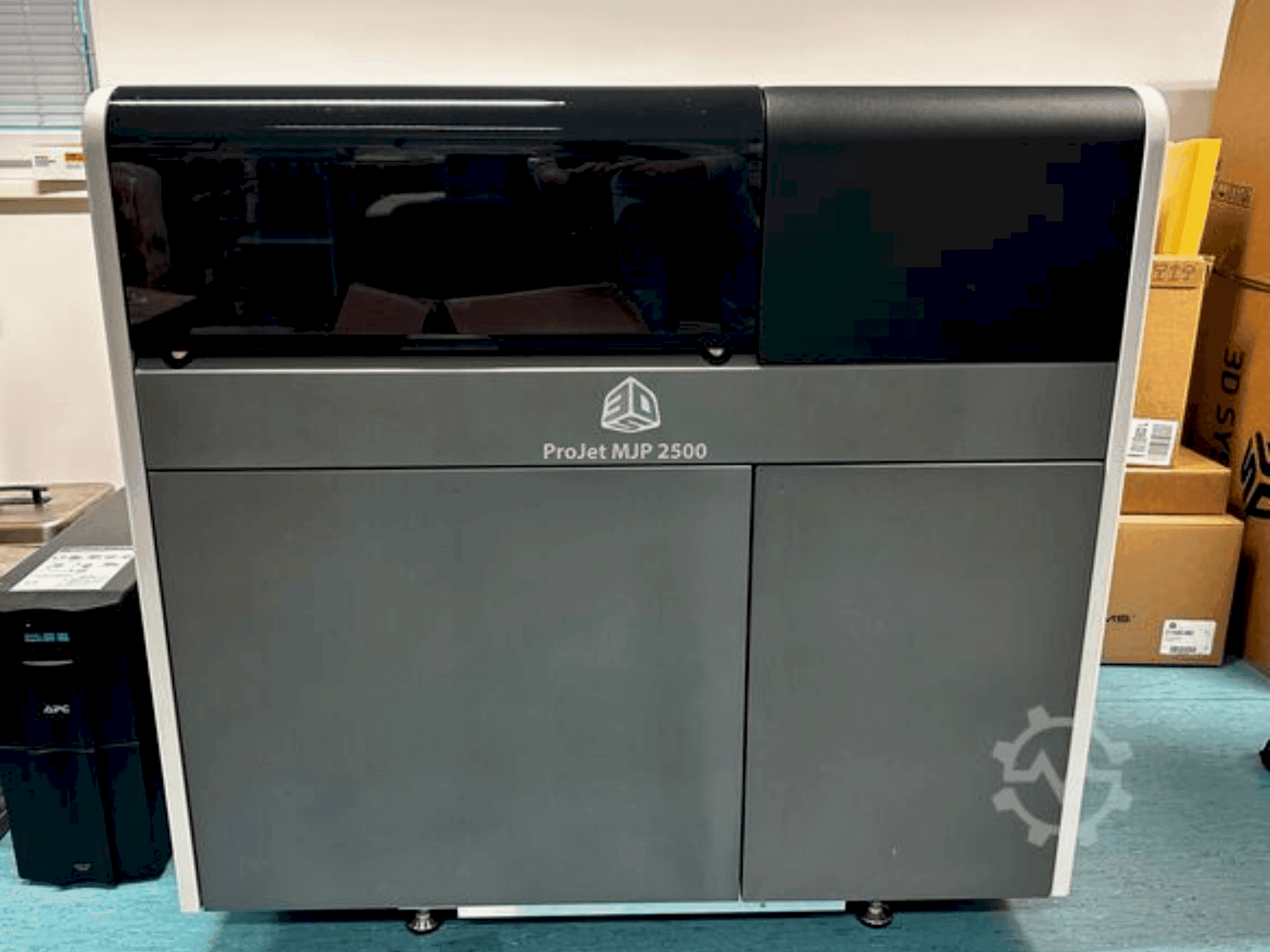 Prikaz stroja 3DSYSTEMS projet 2500 plus sprijeda