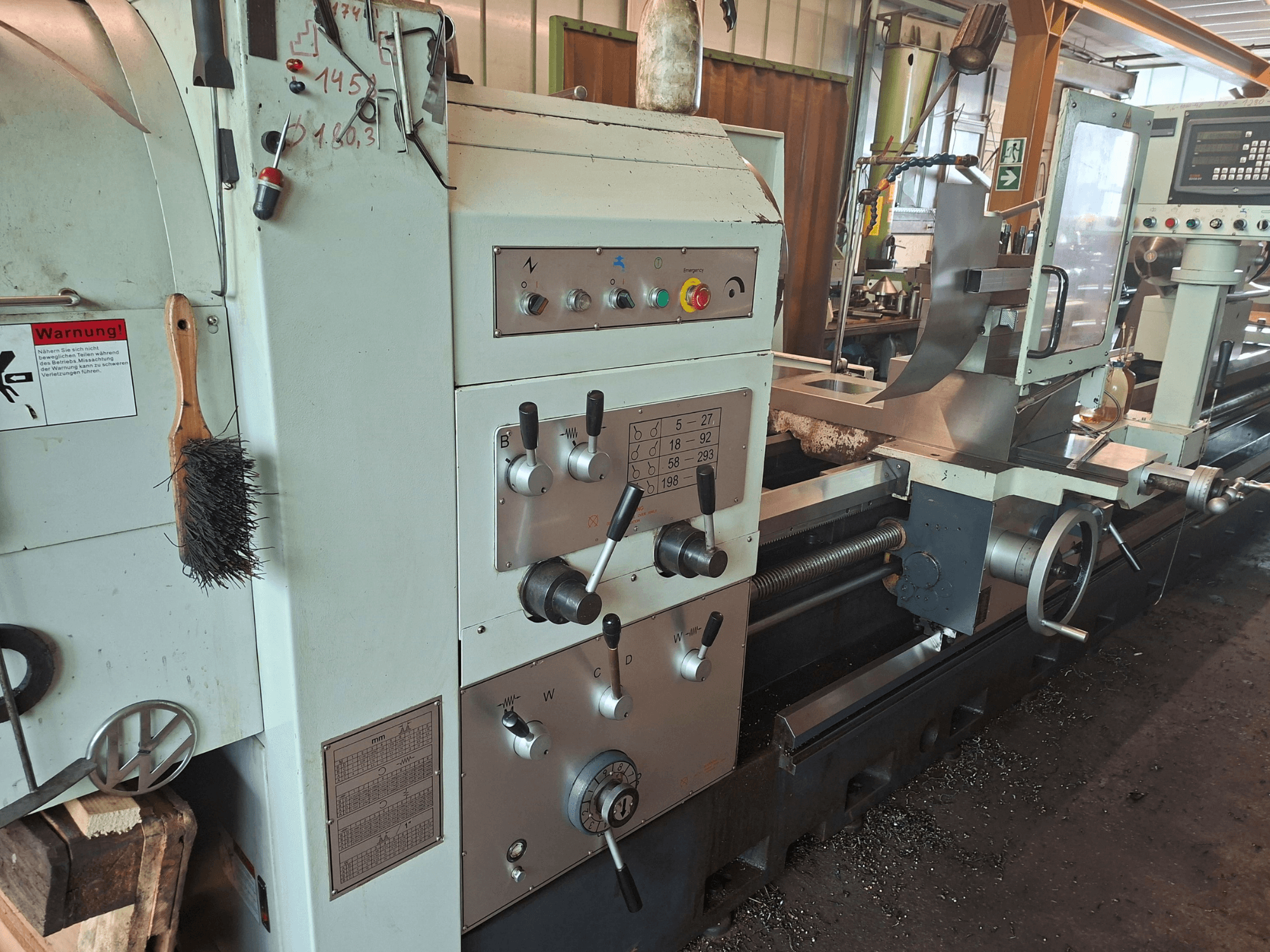 Horizontalni tokarski stroj BV-40160 proizvođača Other, prednji pogled koji prikazuje upravljačku ploču, četku i područje metalnog obratka.