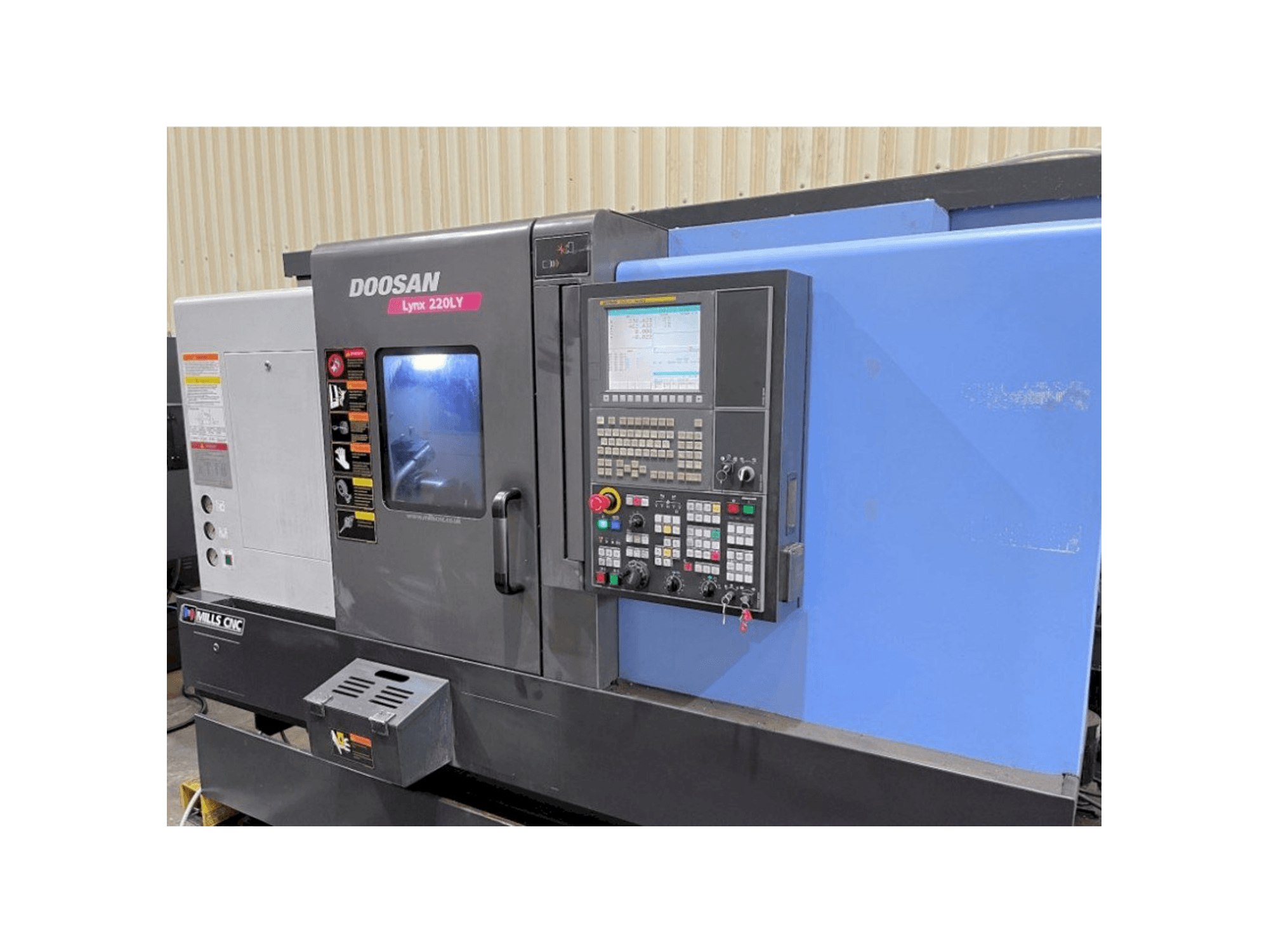 Prikaz stroja Doosan Lynx 220LYC sprijeda