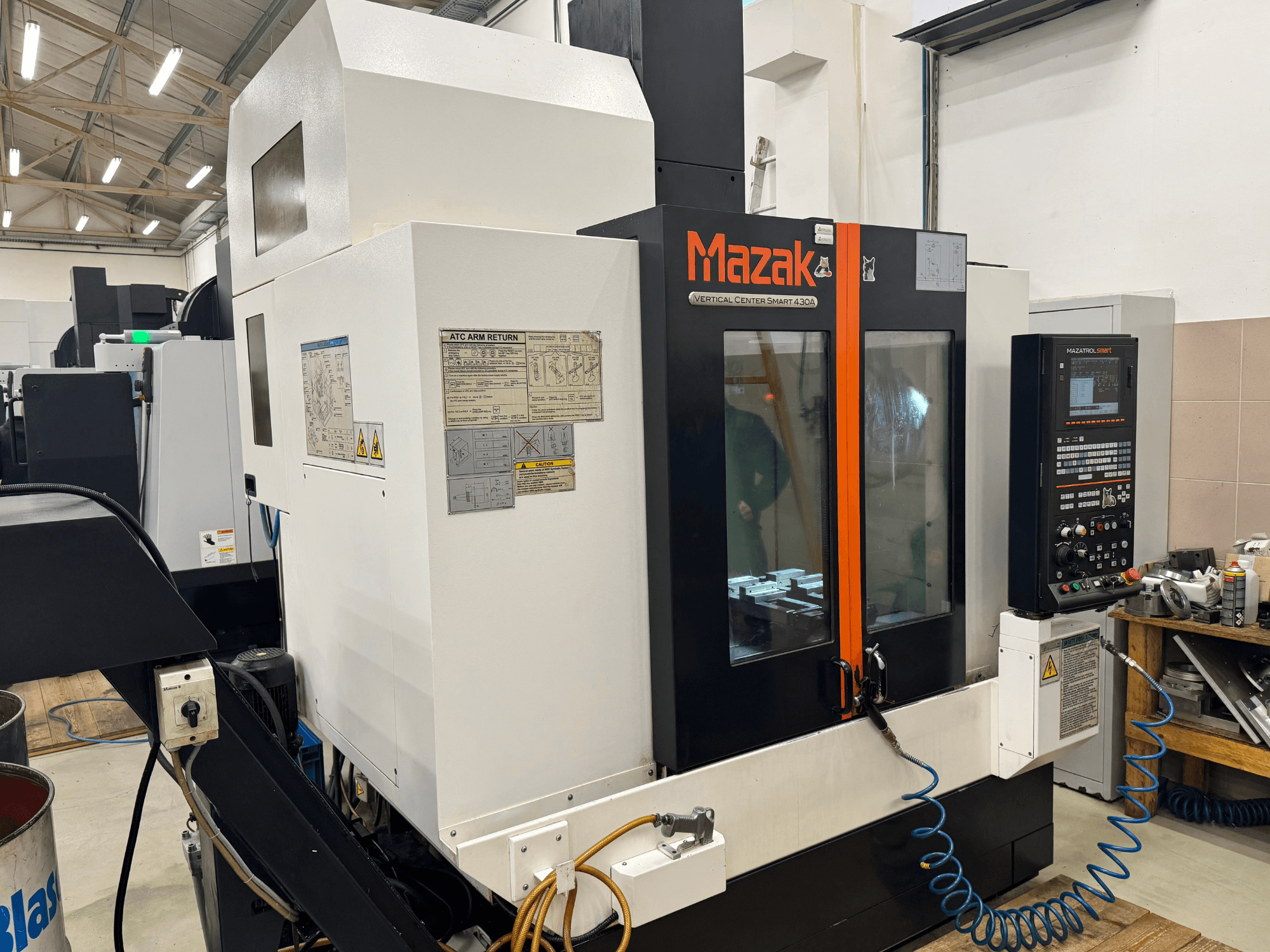 Mazak Vertical Center Smart 430A, pogled sprijeda; CNC glodalica s upravljačkom pločom, prozirnim kućištem i vidljivim držačem alata.