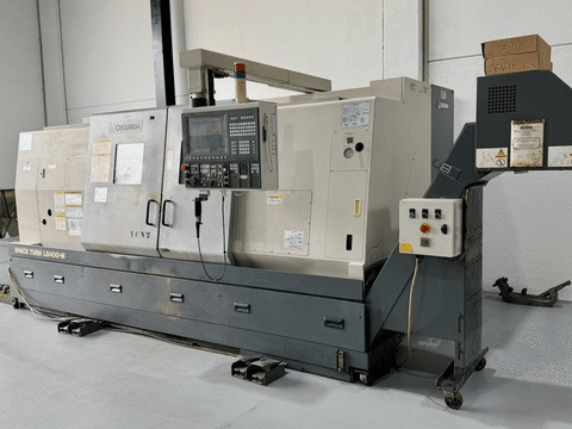 Okuma Space Turn LB400-M tokarski stroj, prednji pogled s upravljačkom pločom, s više prekidača i detaljnim specifikacijama.