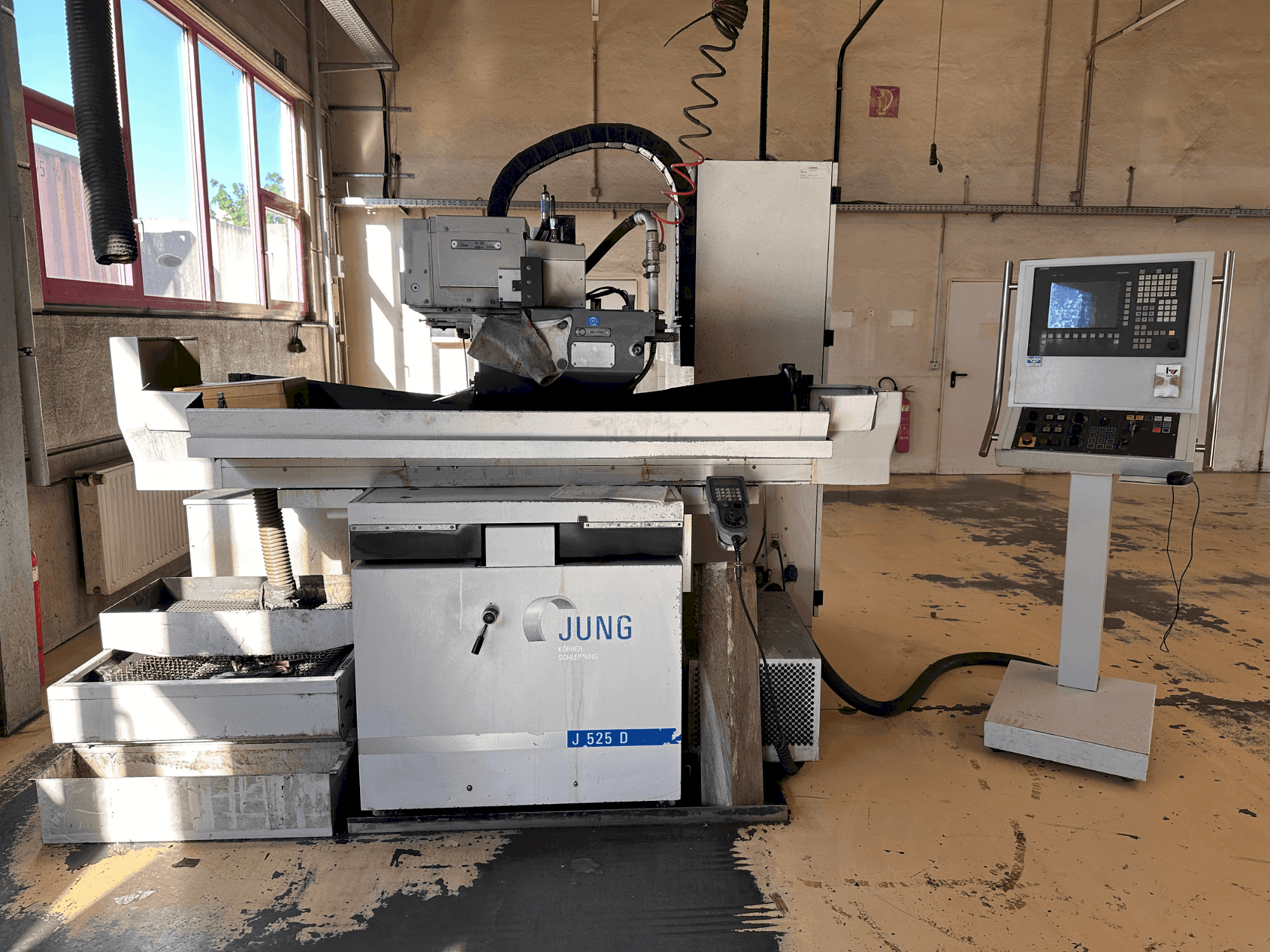 Prikaz stroja JUNG J 525-D sprijeda