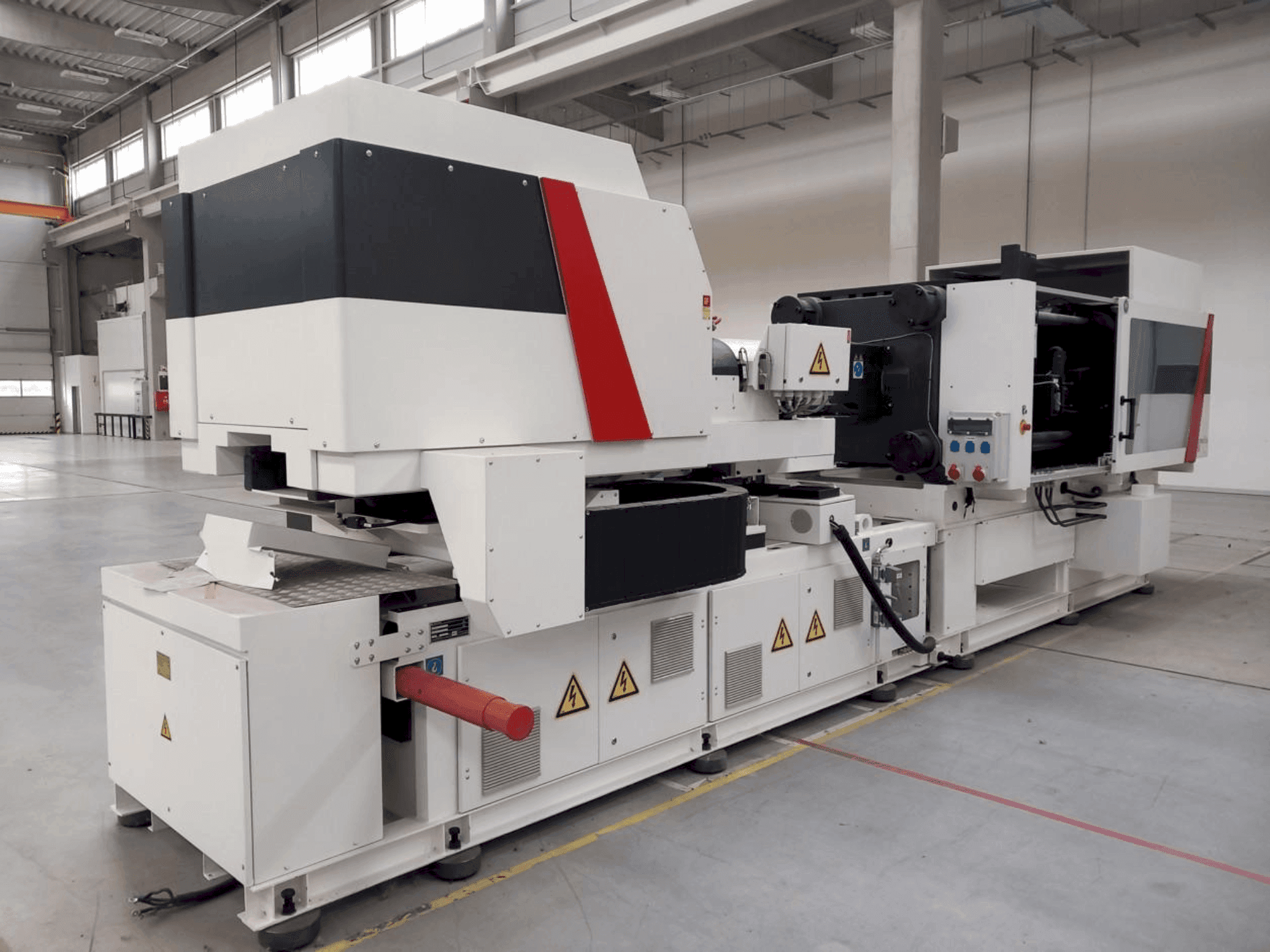 Prikaz stroja Milacron Elektron Evo 350 sprijeda