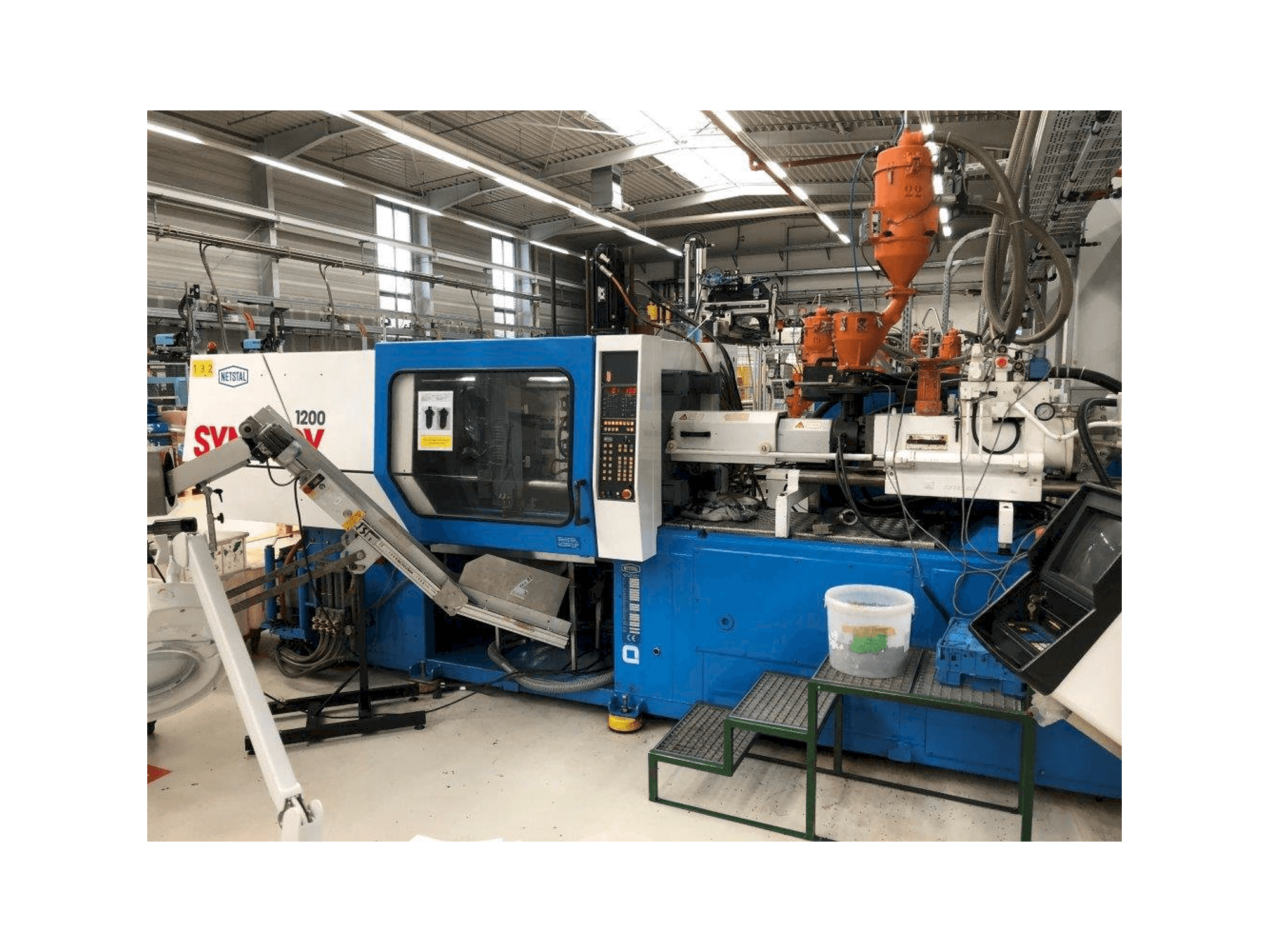 Prikaz stroja Netstal Synergy S1200-230 sprijeda