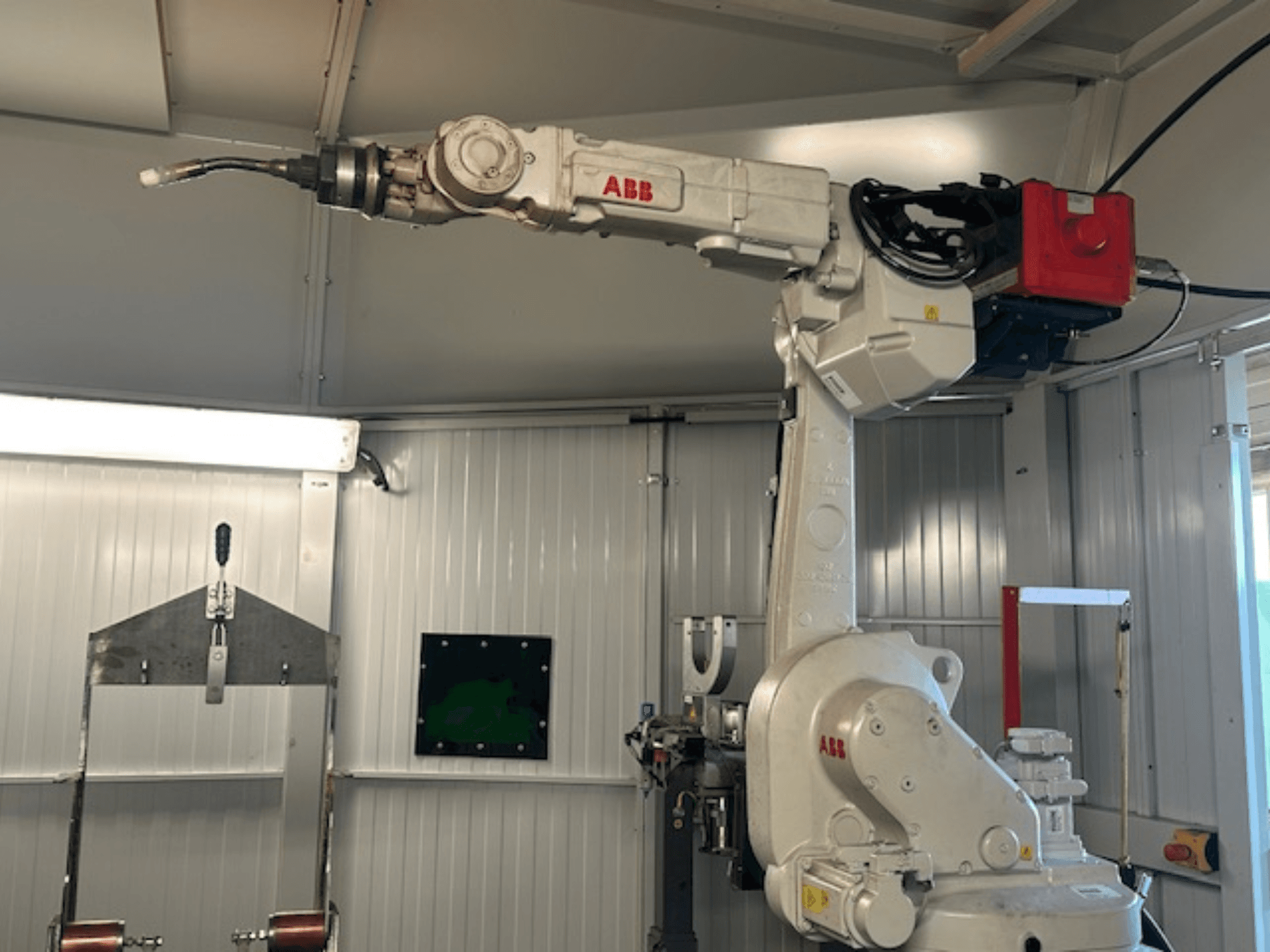 ABB Schweißroboter Flex Arc – bočni pogled na robotsku ruku s alatom za zavarivanje, s prikazom detalja poput upravljačke ploče i kabela.