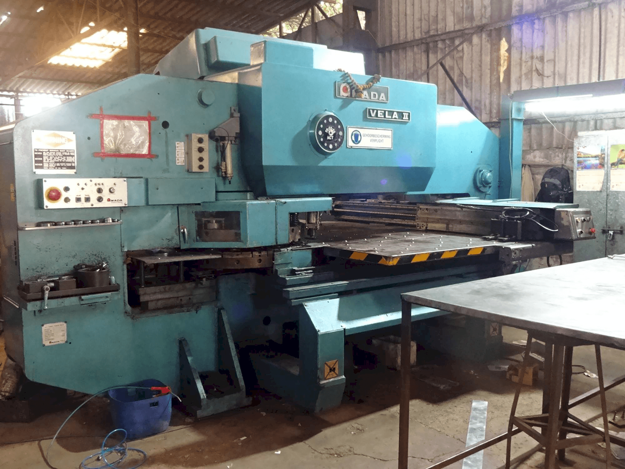 Prikaz stroja AMADA VELA II 355 slijeva