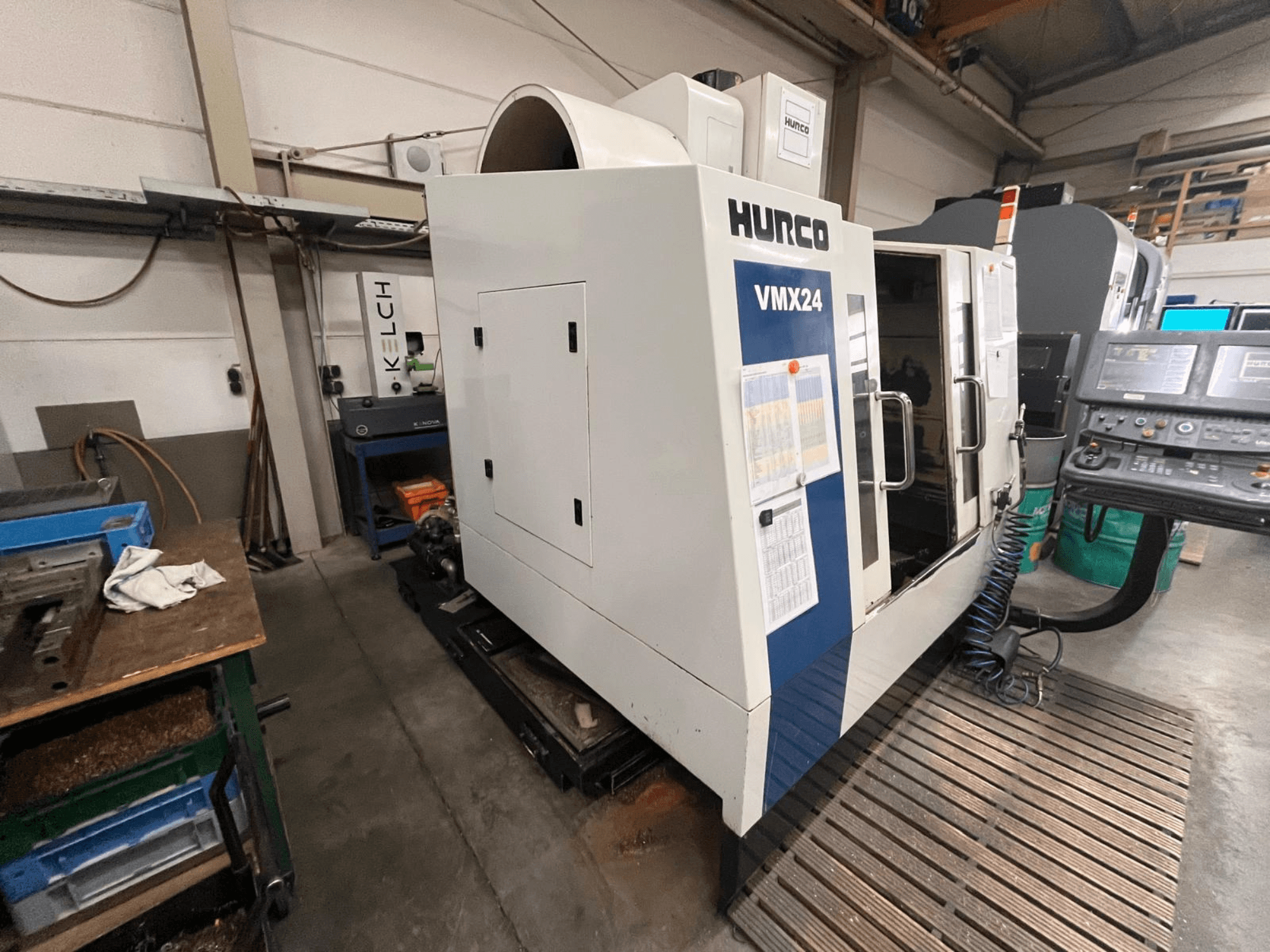 Hurco VMX24 CNC stroj u radionici, prednji pogled; ima upravljačku ploču i otvorena vrata.