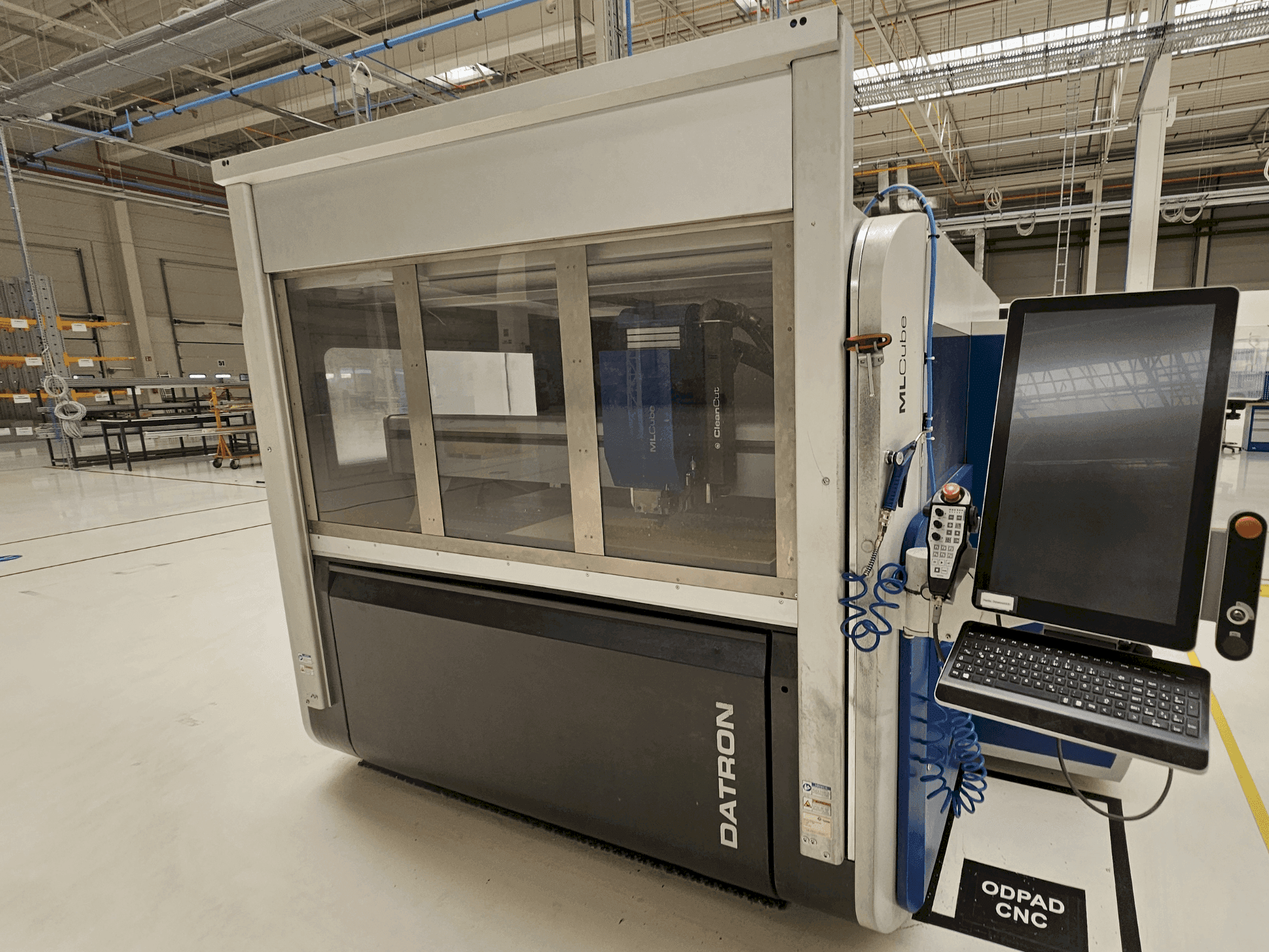 Prikaz stroja Datron MLCube B LS sprijeda