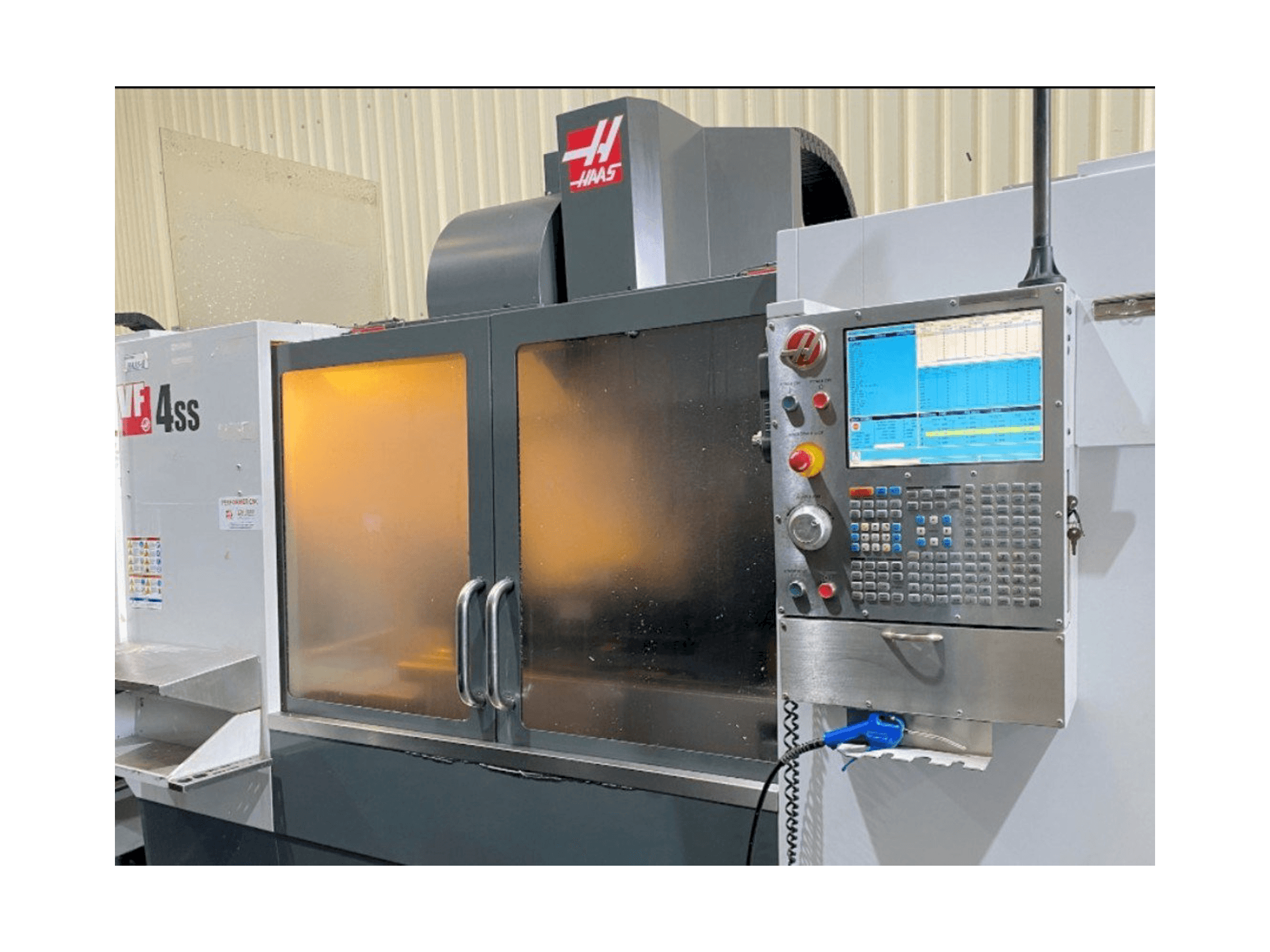 Prikaz stroja HAAS VF-4SS sprijeda