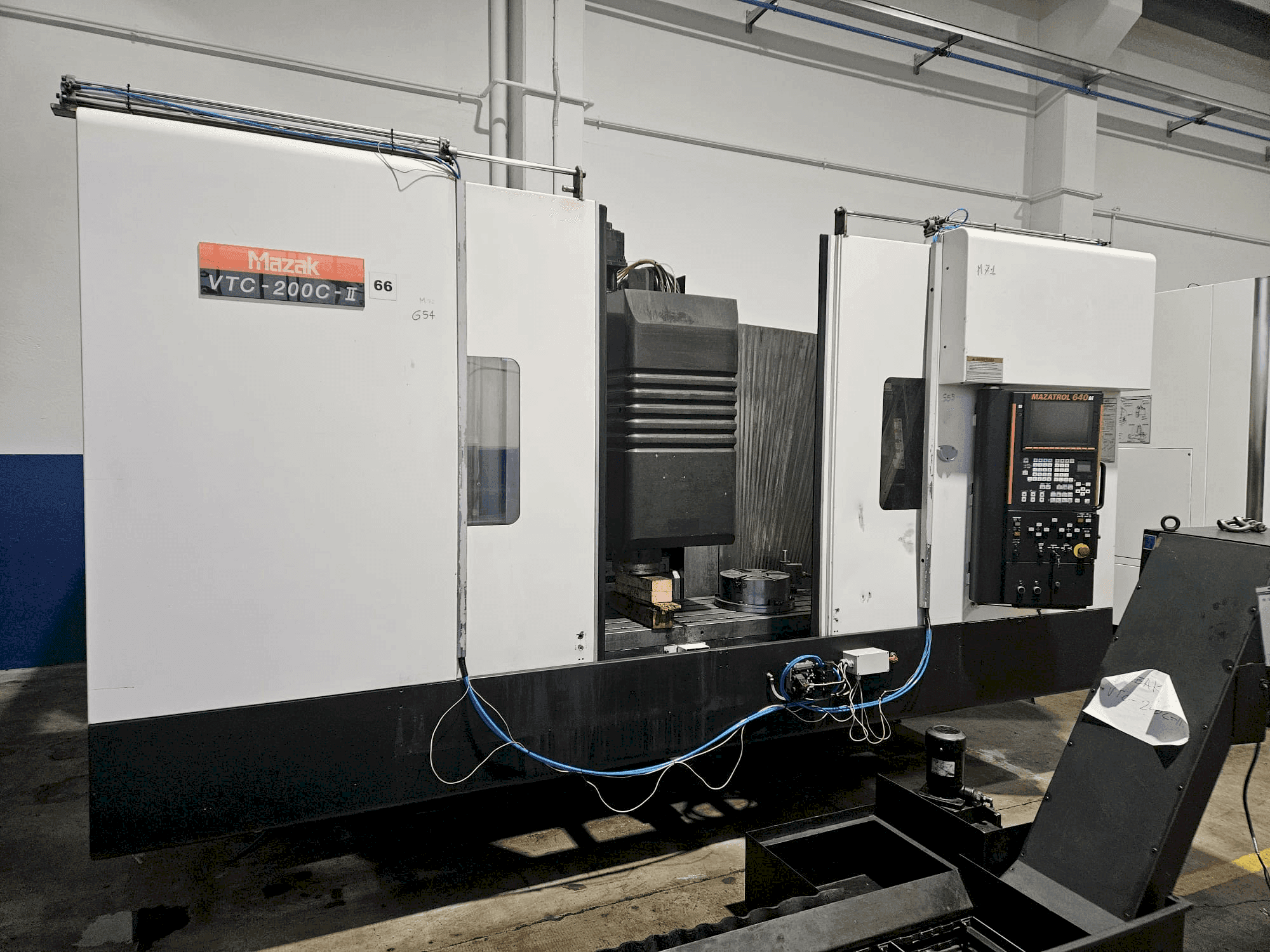 Prikaz stroja Mazak VTC 200 C II sprijeda