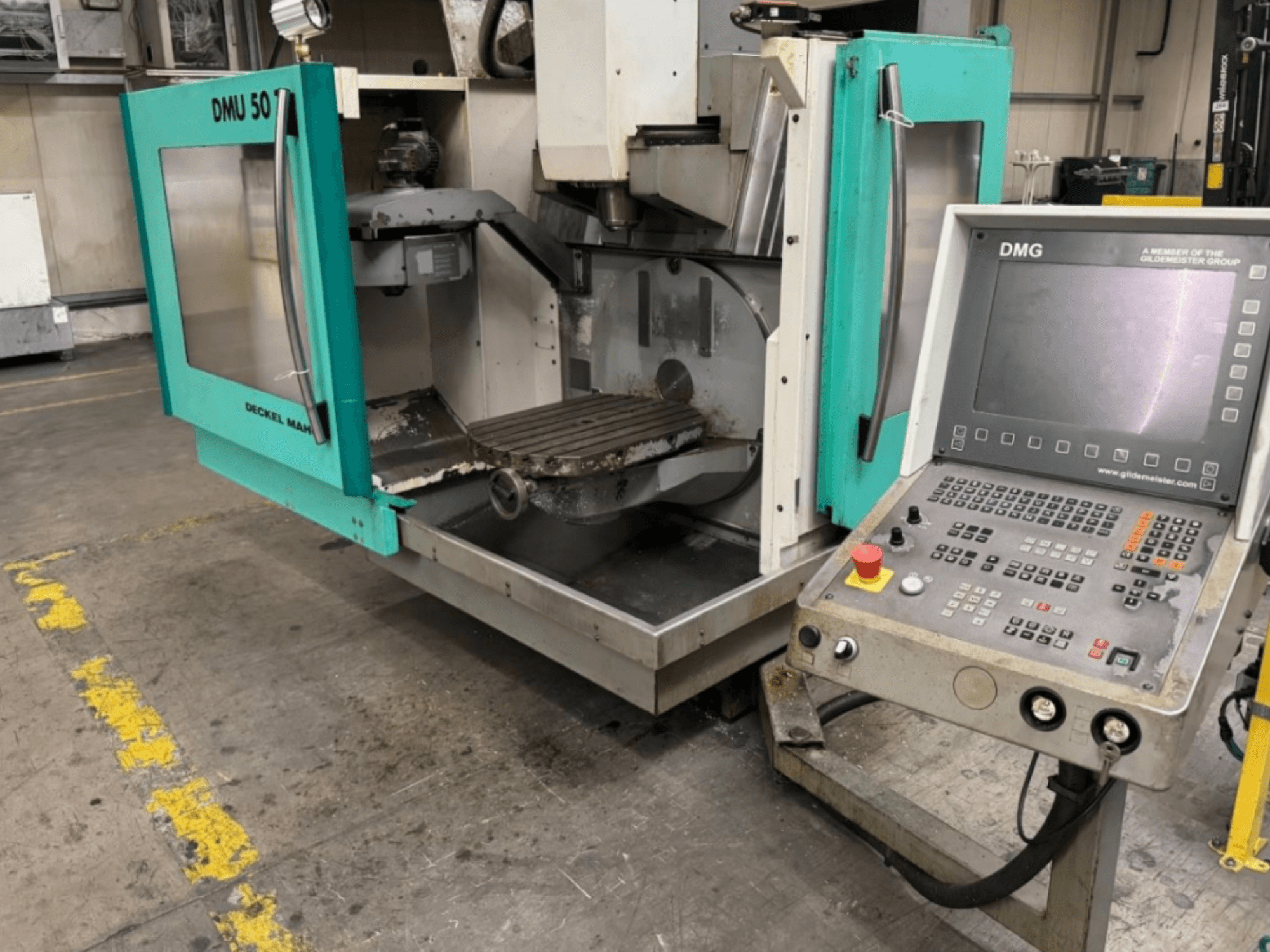 Glodalica DMG DMU 50 s otvorenim vratima koja prikazuje unutrašnjost i upravljačku ploču, gledano sprijeda.