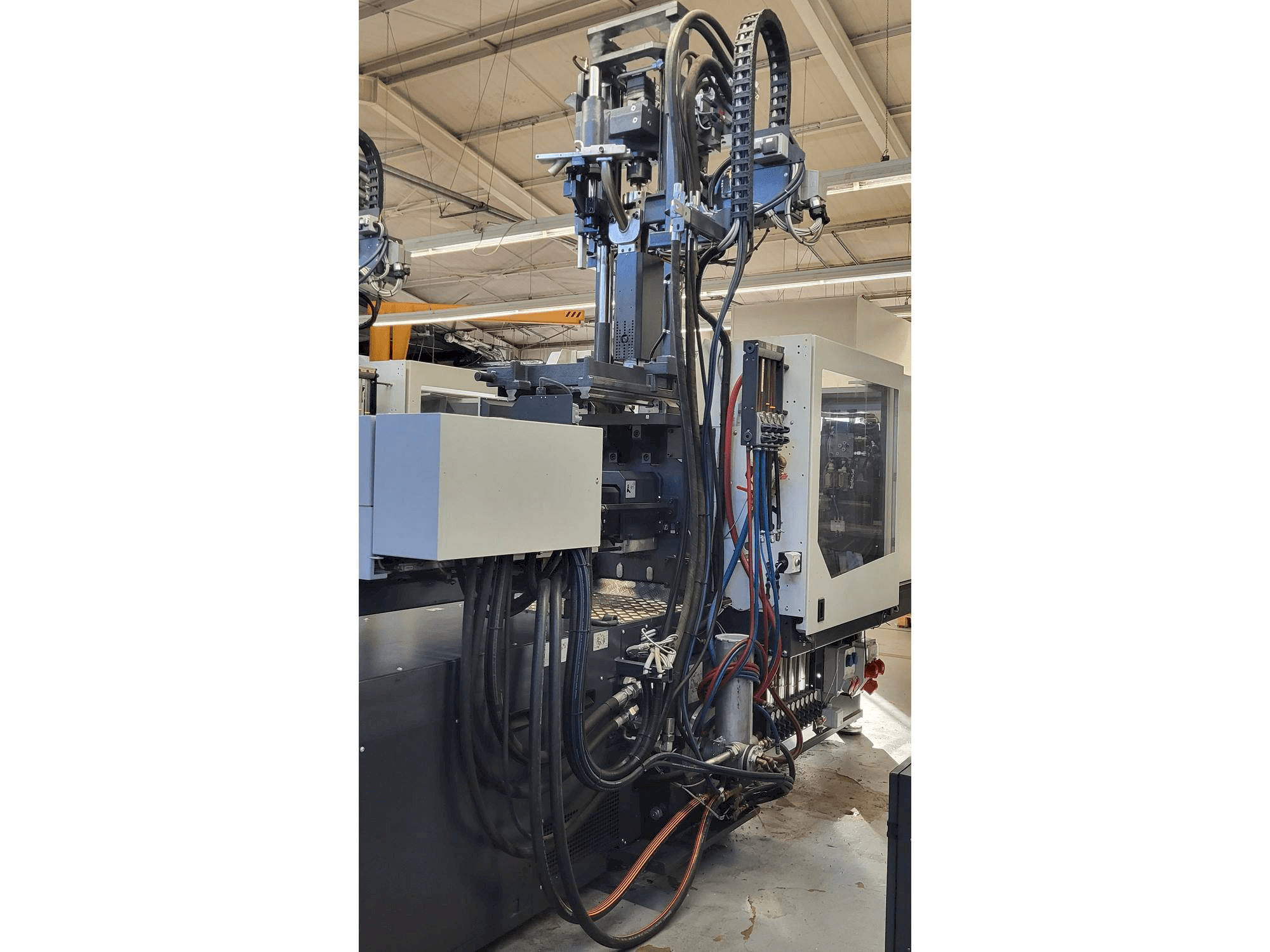Prikaz lijeve strane stroja Sumitomo SHI DEMAG Systec Multi 120/470-200h/80V