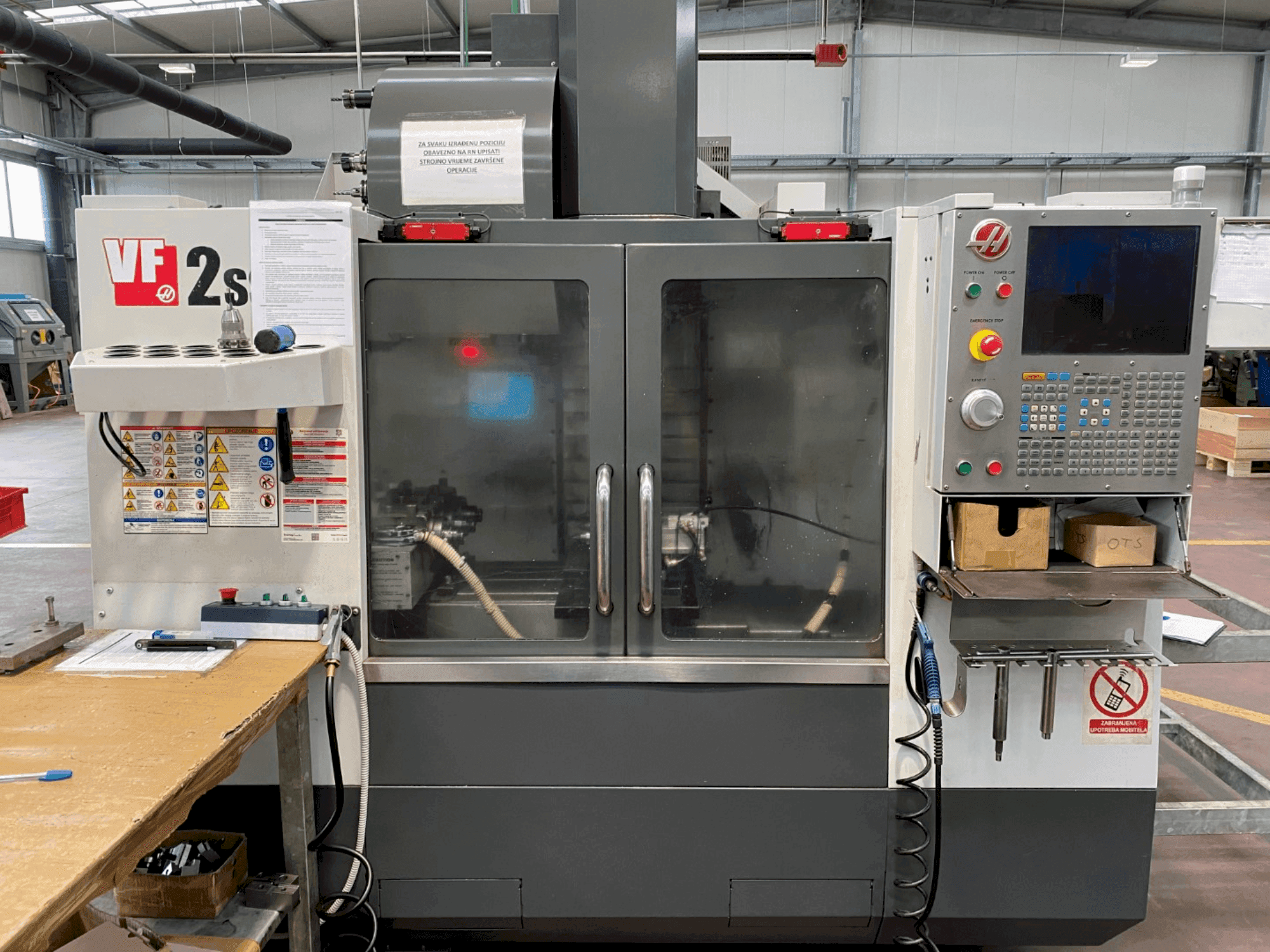 Prikaz stroja HAAS VF2SS (2014) sprijeda