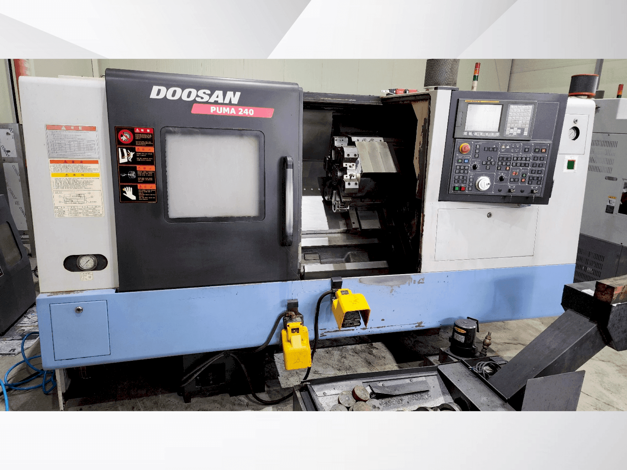 Prikaz stroja DOOSAN PUMA 240B sprijeda