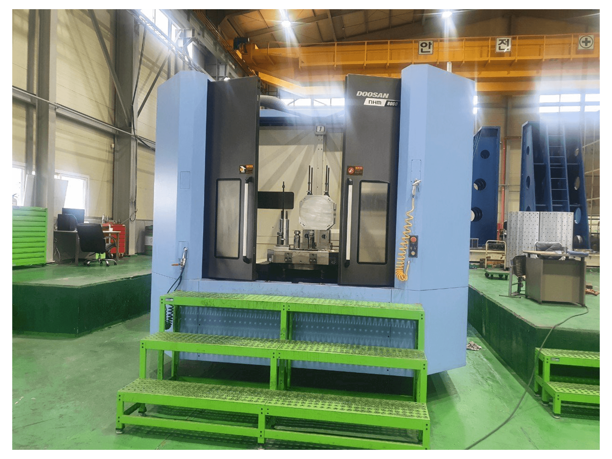Prikaz stroja Doosan NHM8000 sprijeda