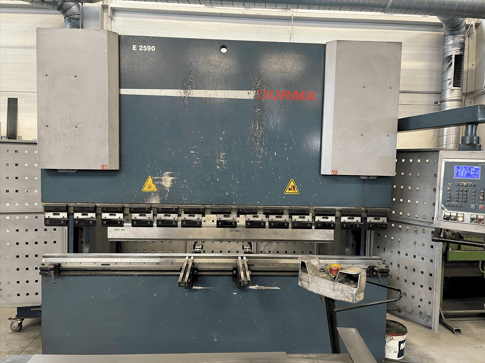 Prikaz stroja Durma E 2590 sprijeda