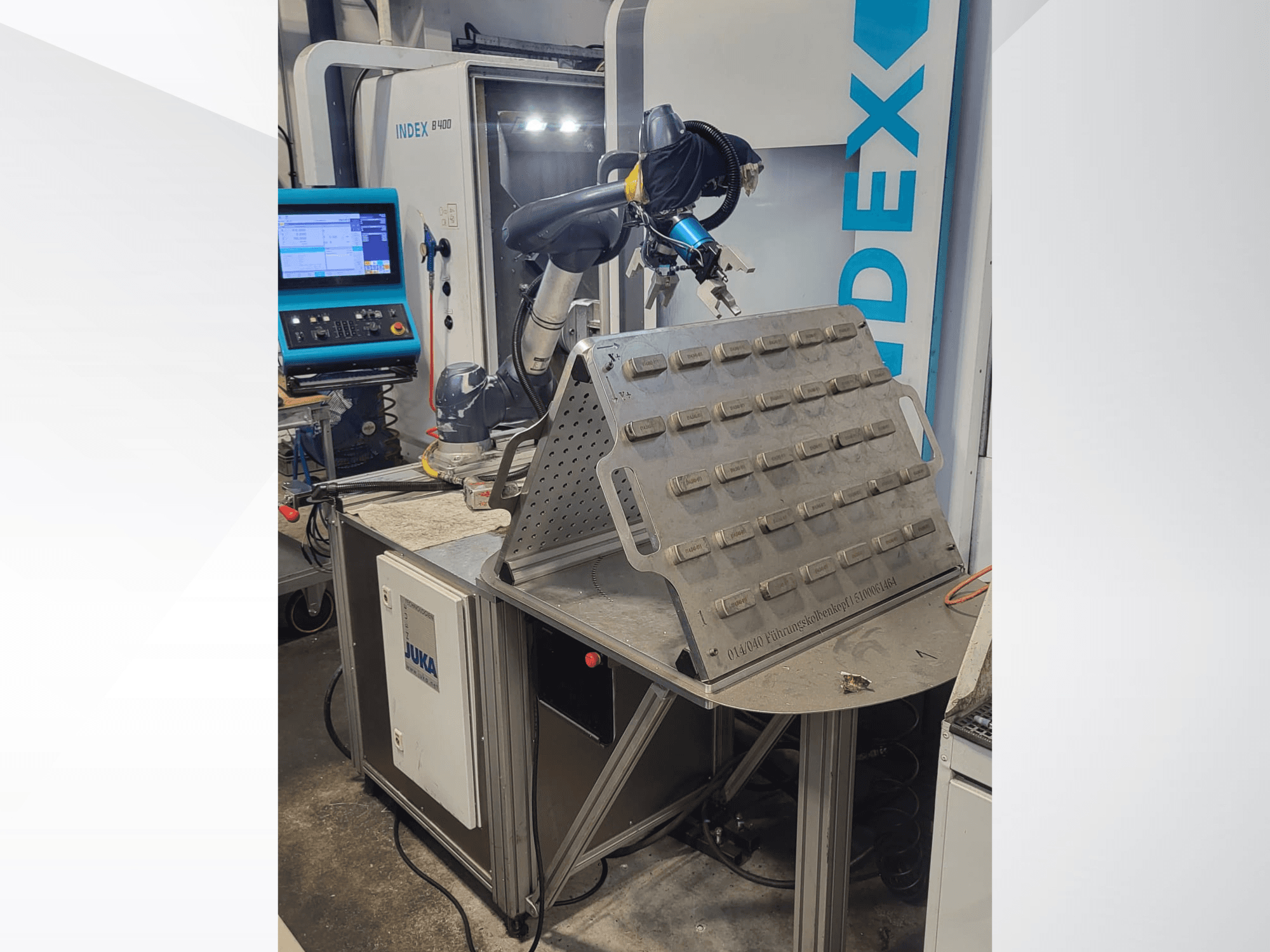 Kolaborativni robot DOOSAN M1013 iz prednjeg pogleda, postavljen blizu radnog stola s držačem alata i upravljačkom pločom.
