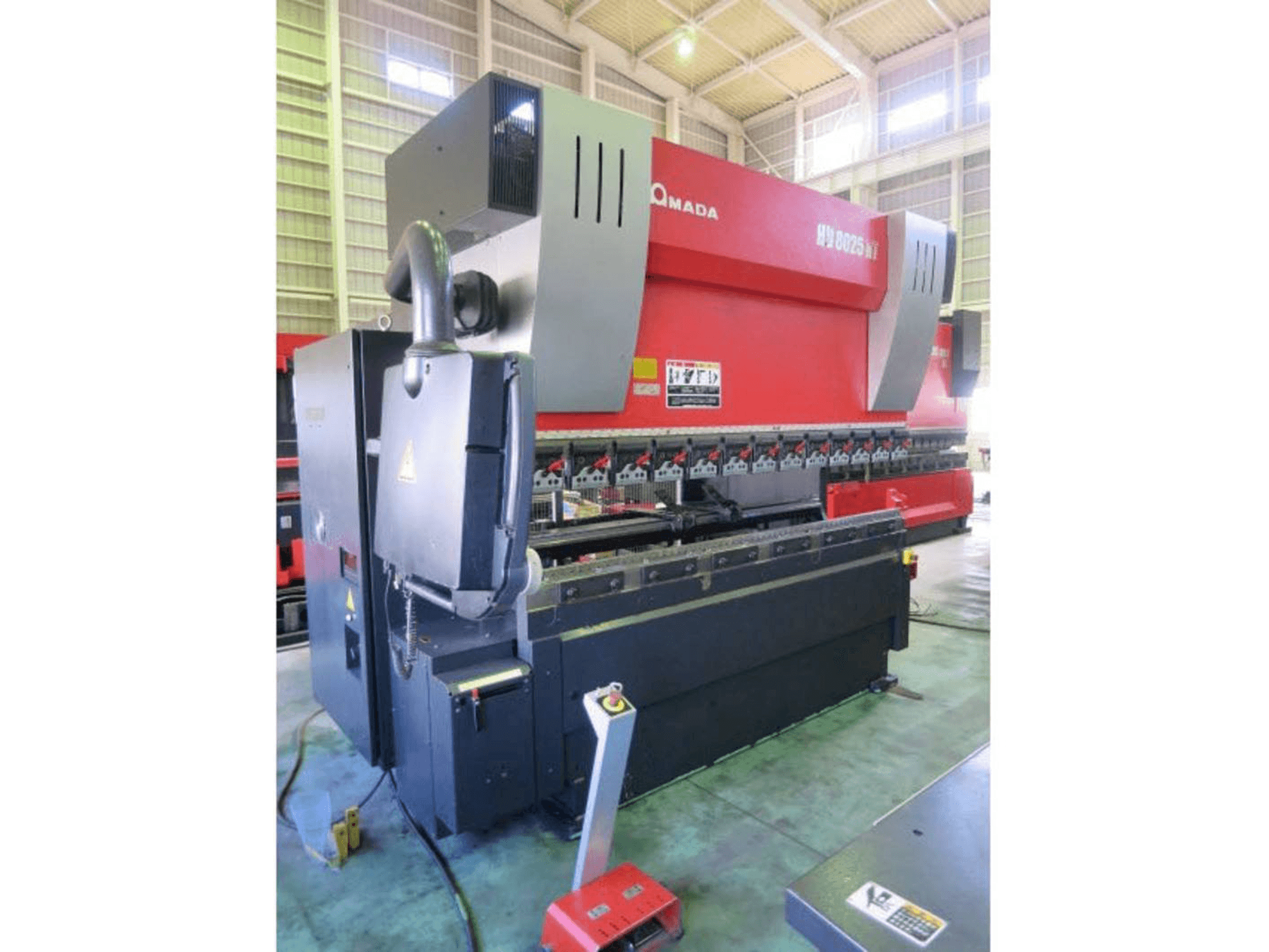 Prikaz lijeve strane stroja AMADA HD 8025NT