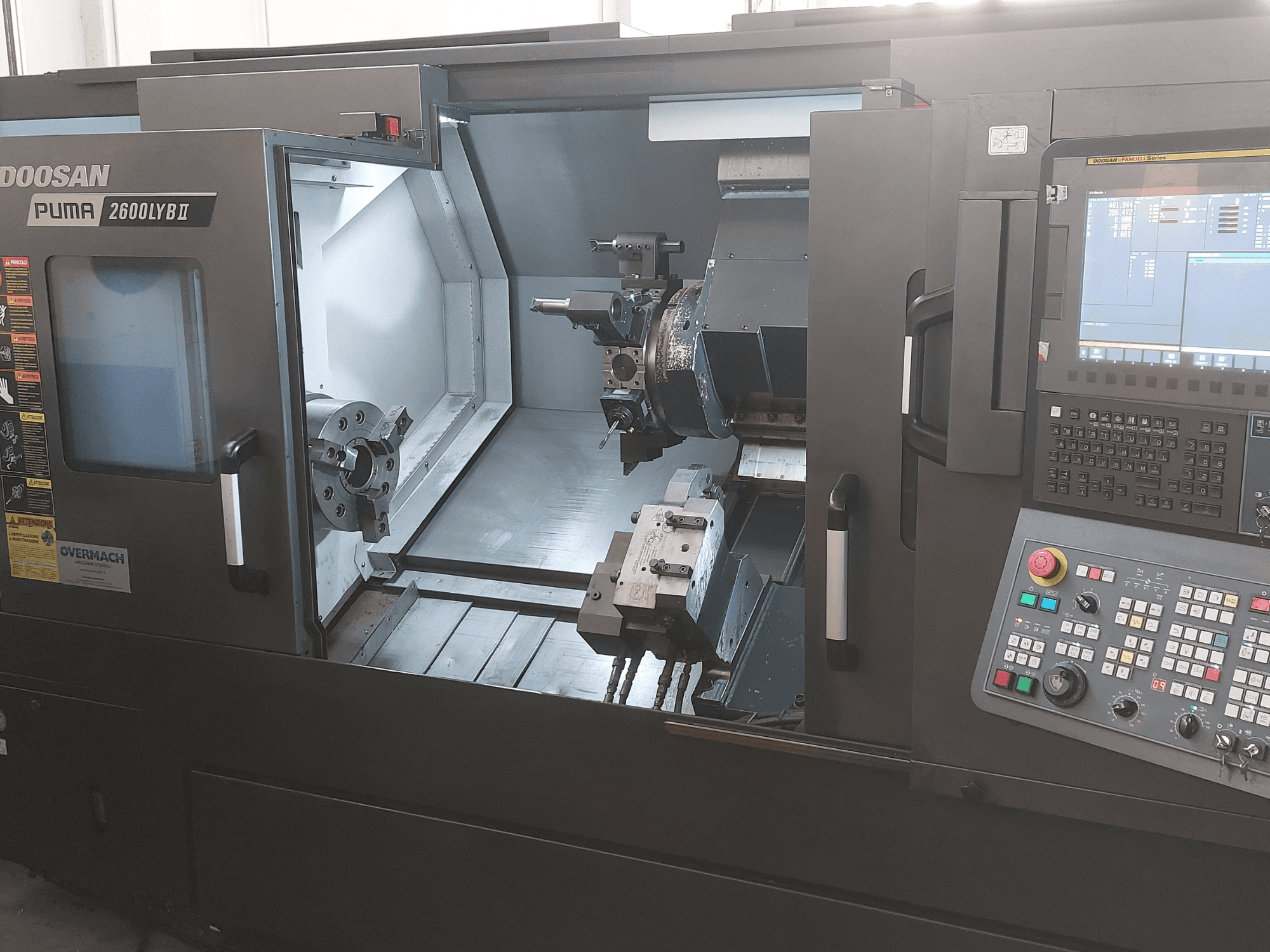 DOOSAN Puma 2600 LYB II horizontalni tokarski stroj u prednjem pogledu, s prikazom unutrašnjosti sa steznom glavom, držačem alata i upravljačkom pločom.