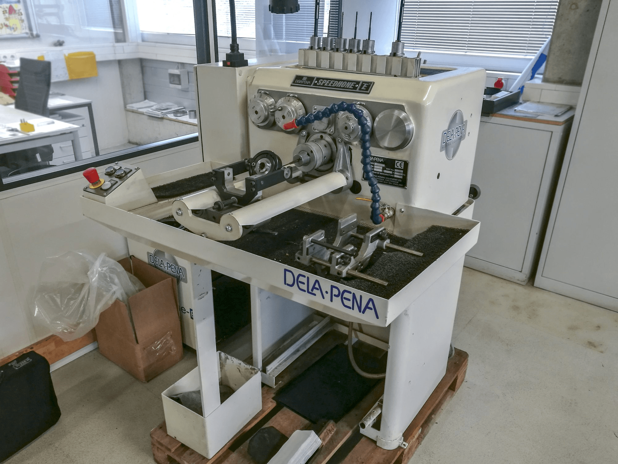 Prikaz stroja DELAPENA Speedhone EM zdesna