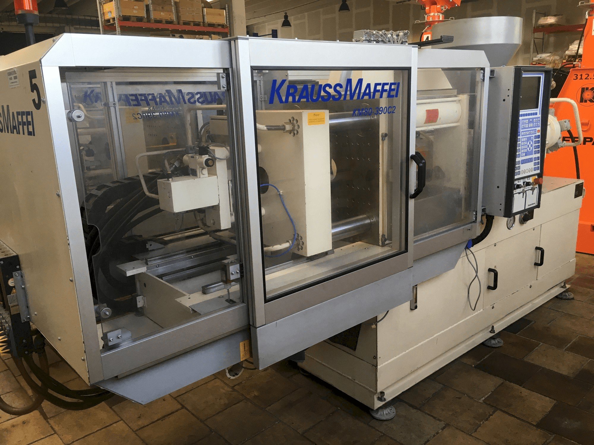 Prikaz stroja Krauss Maffei 80/390 C2 sprijeda