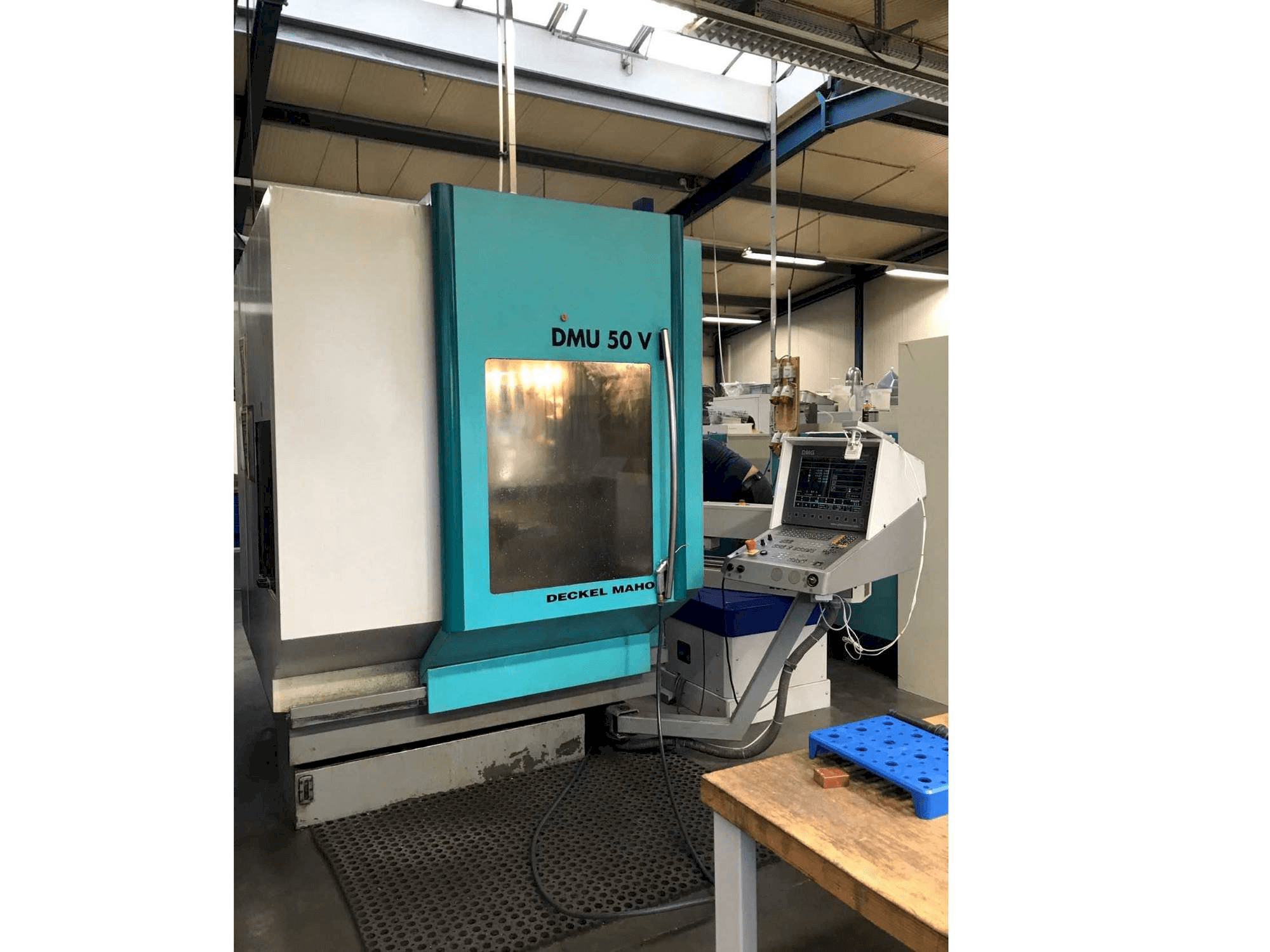 Prikaz lijeve strane stroja DECKEL MAHO DMU 50 V