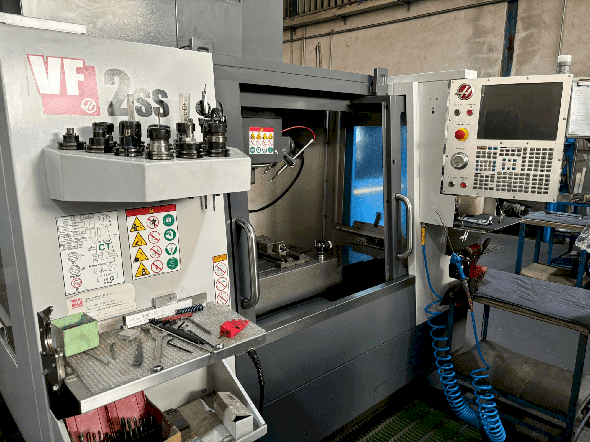 Prikaz stroja HAAS VF-2SS sprijeda