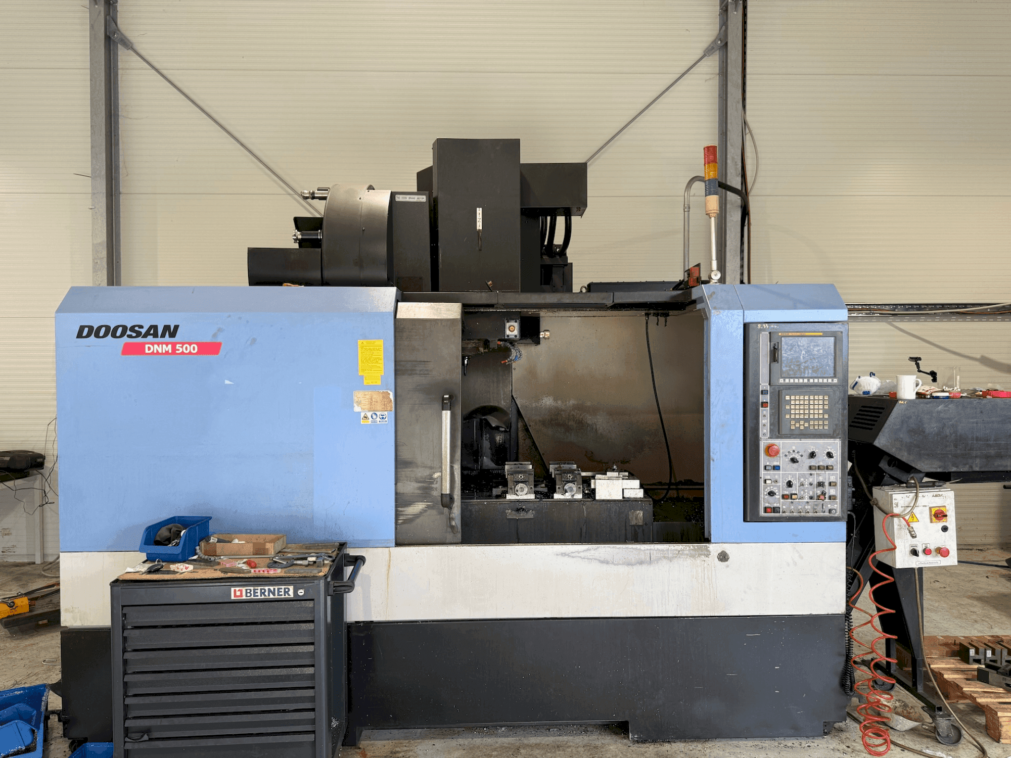 Prikaz stroja DOOSAN DNM 500 sprijeda