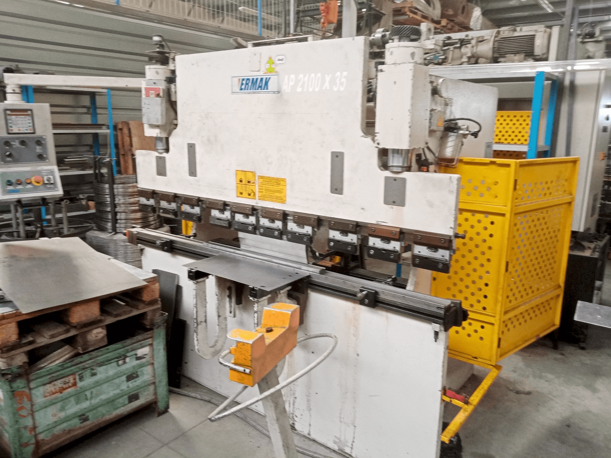 Prikaz stroja ERMAKSAN AP 2100-35 sprijeda