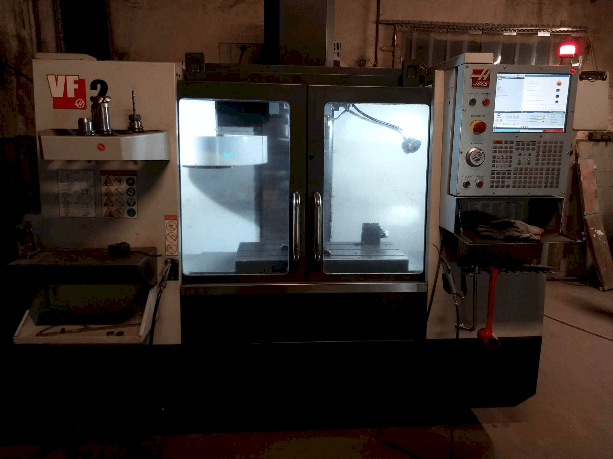 Prikaz stroja HAAS VF2 sprijeda