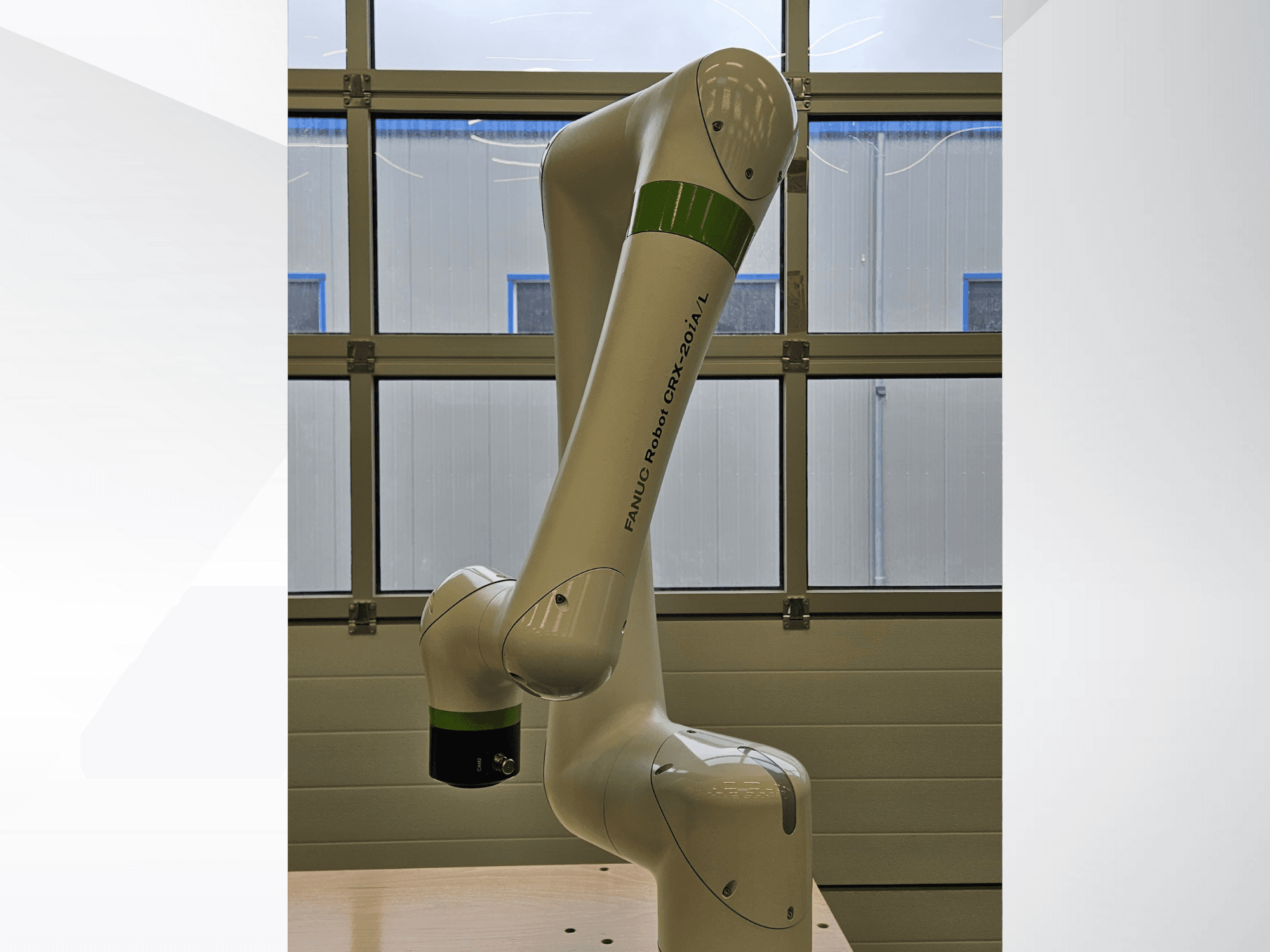 FRANKA ROBOT CRX-20A/L, bočni pogled, prikazuje zglobnu ruku i zeleno-crni krajnji efektor za hvatanje.