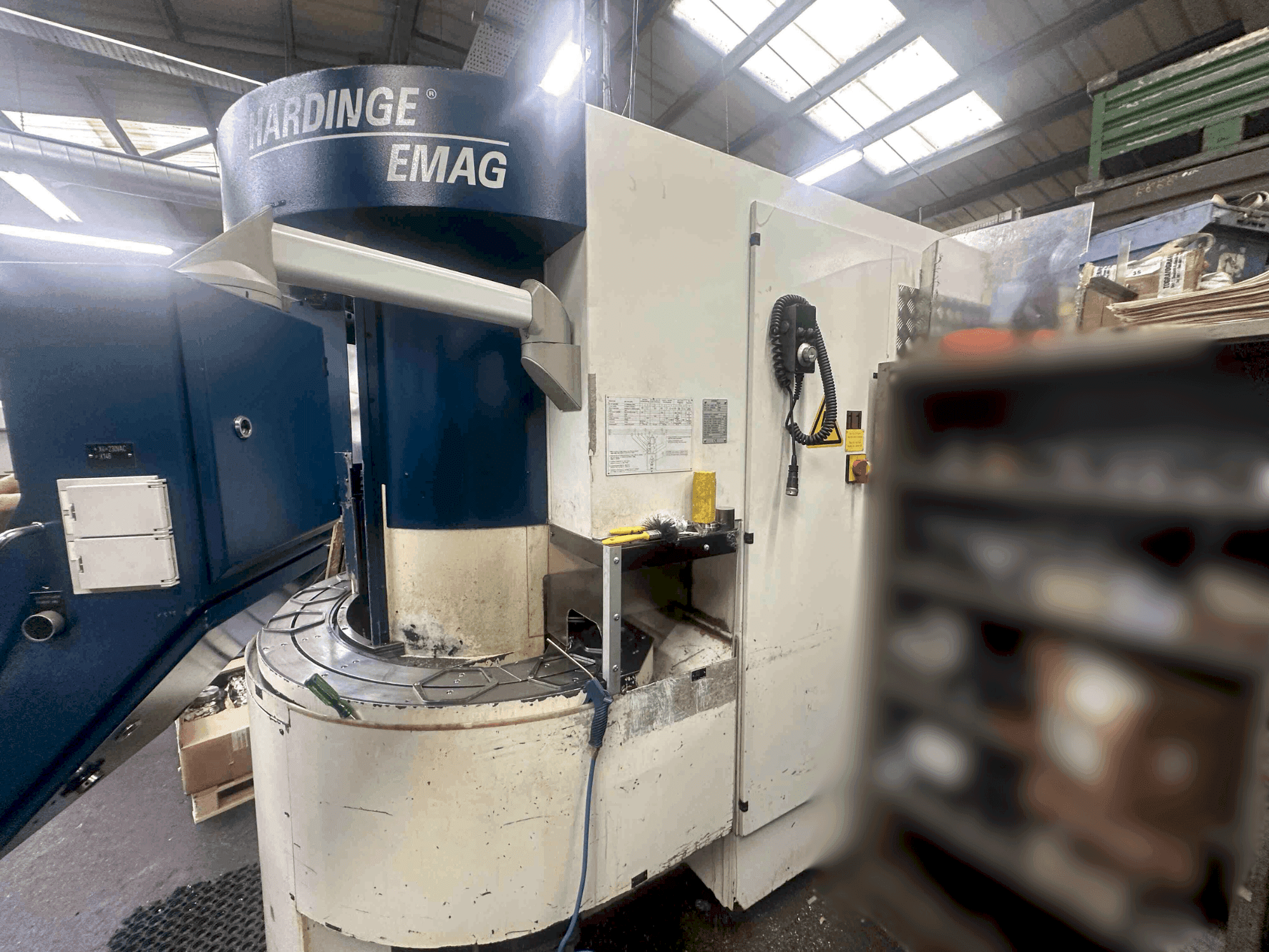 Prikaz stroja Hardinge Emag VL-3 sprijeda