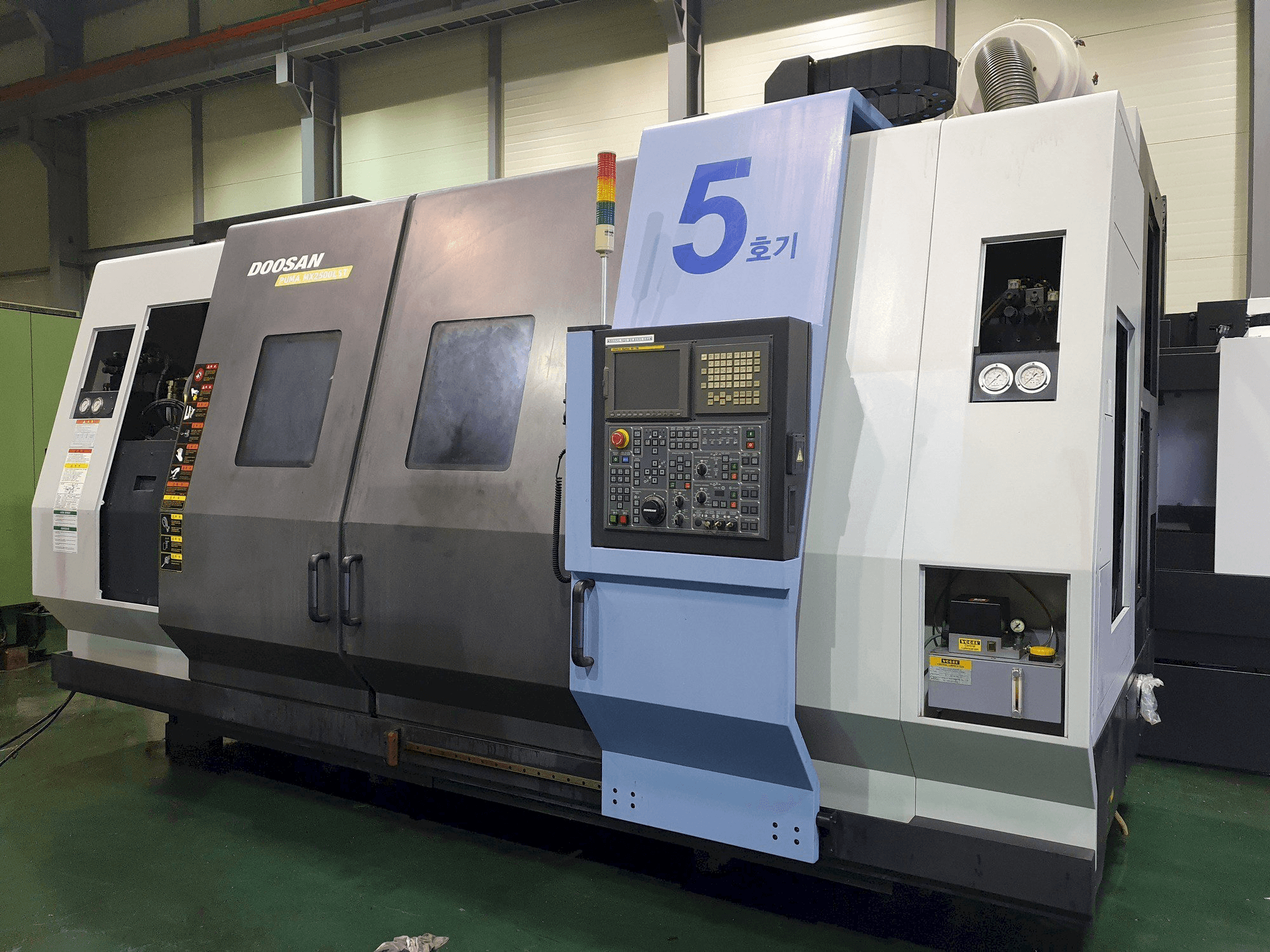 Prikaz stroja Doosan Puma MX2500LST sprijeda