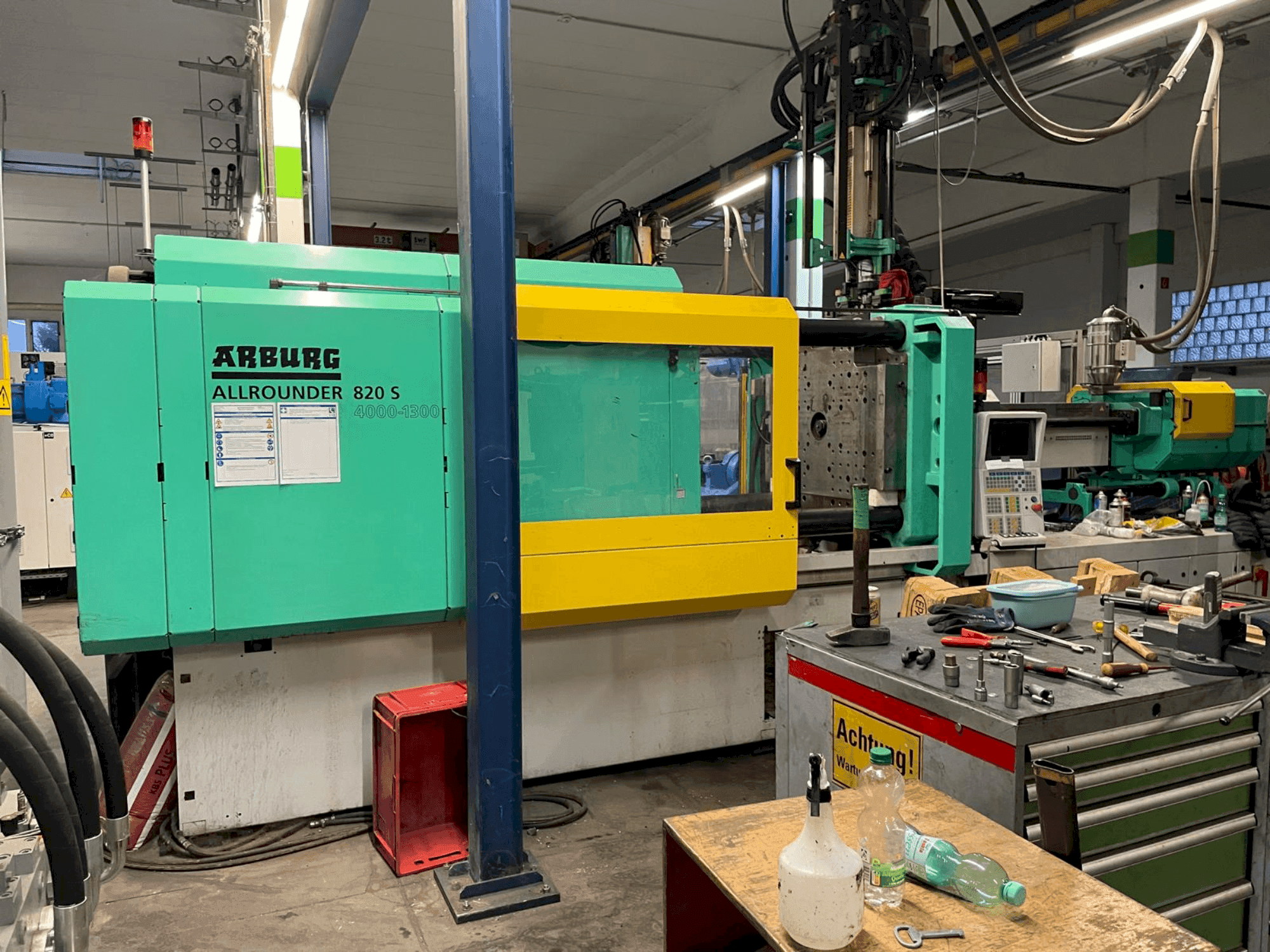 Prikaz stroja Arburg Allrounder 820 S 4000-1300/350 sprijeda