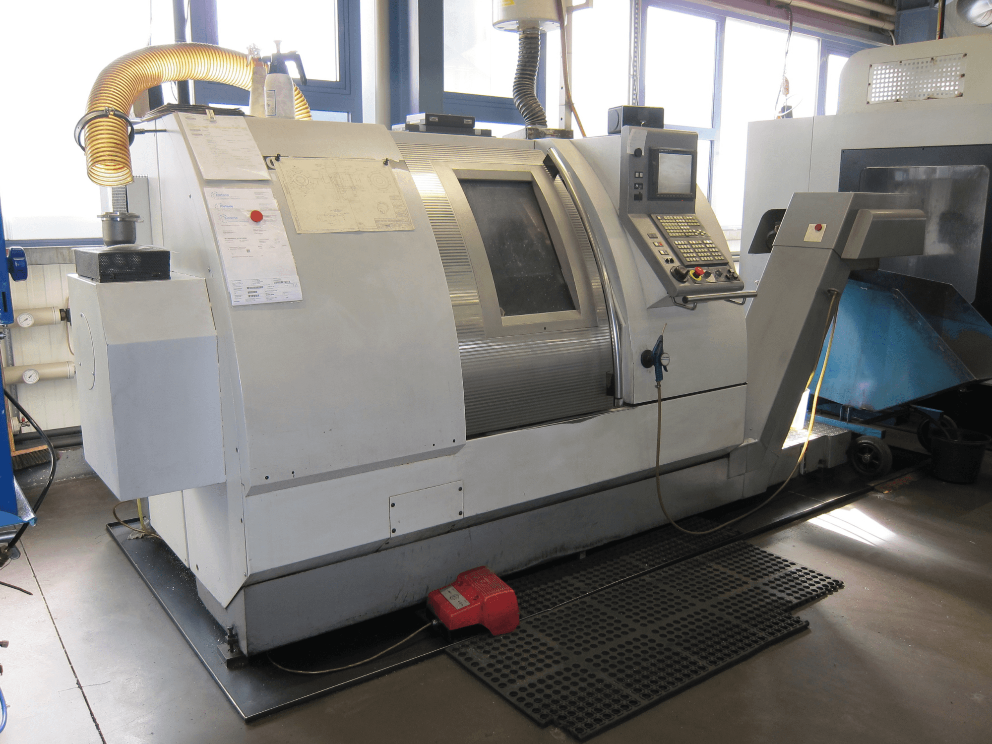 Gildemeister CTX 400 Serie 2 horizontalni tokarski stroj, bočni pogled, prikaz upravljačke ploče i operativnih značajki.