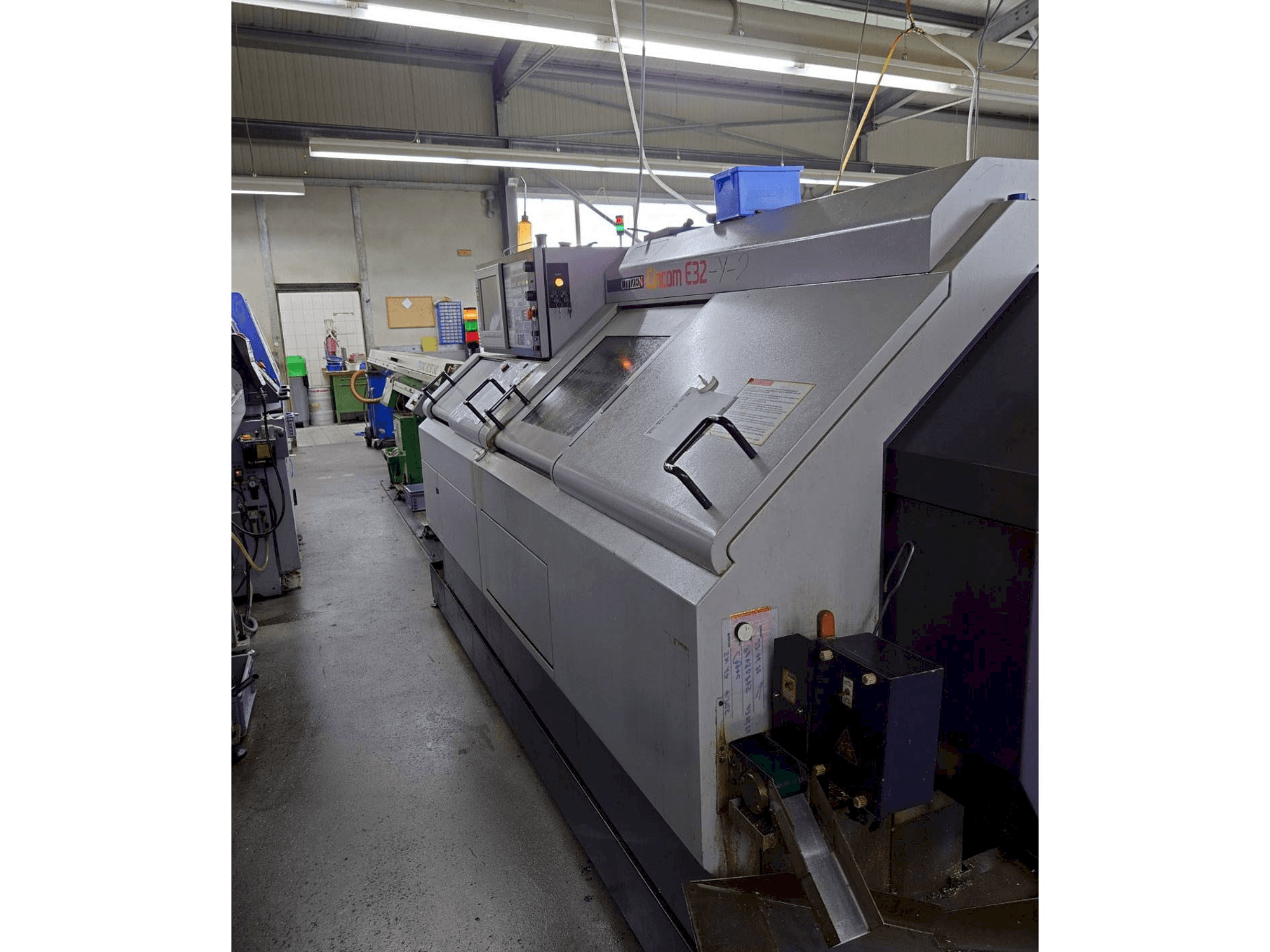 Prikaz desne strane stroja Citizen E32-Y-2