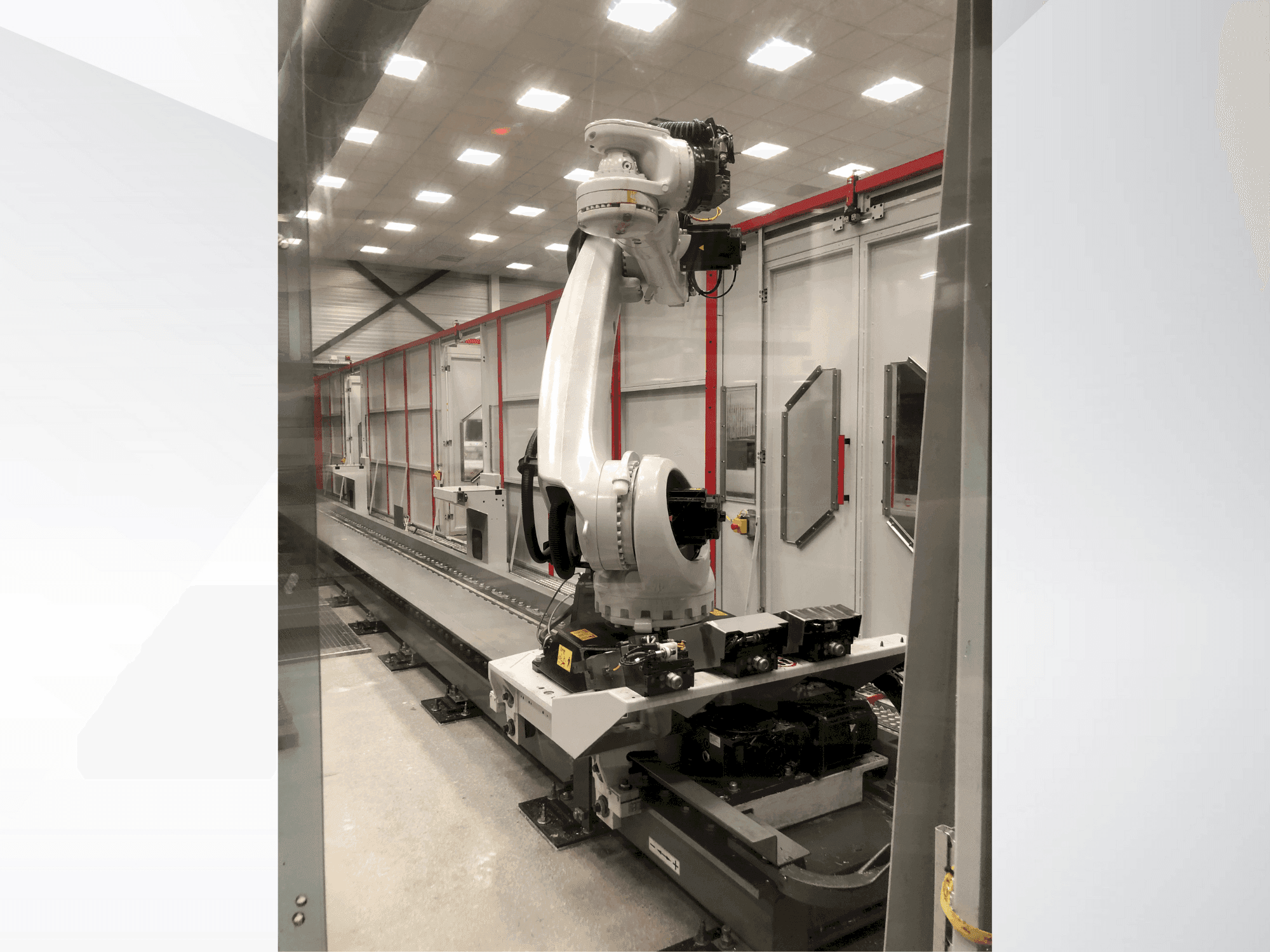 Prikaz stroja HERMLE Cell sprijeda