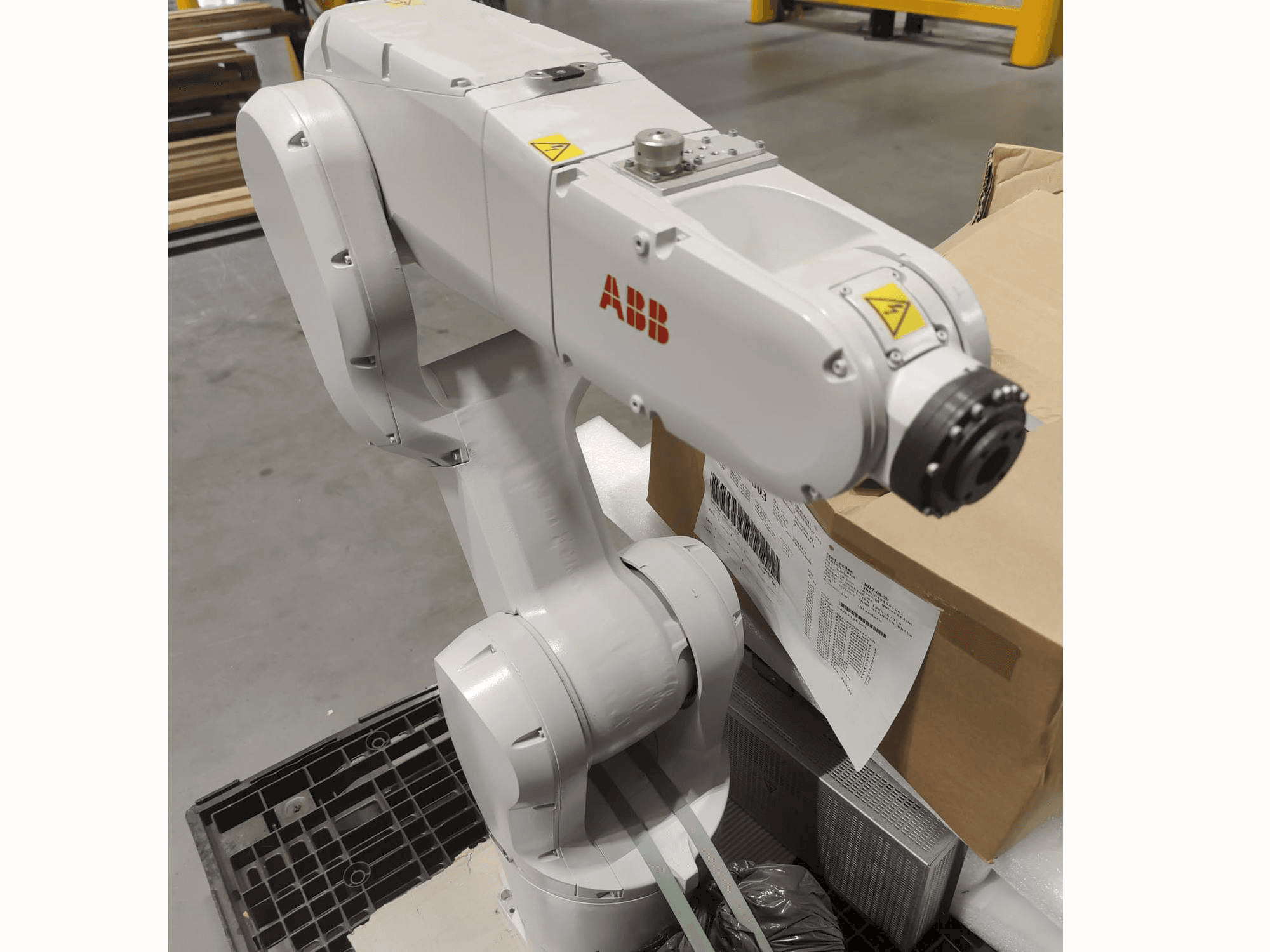 Prikaz stroja ABB IRB1200 sprijeda