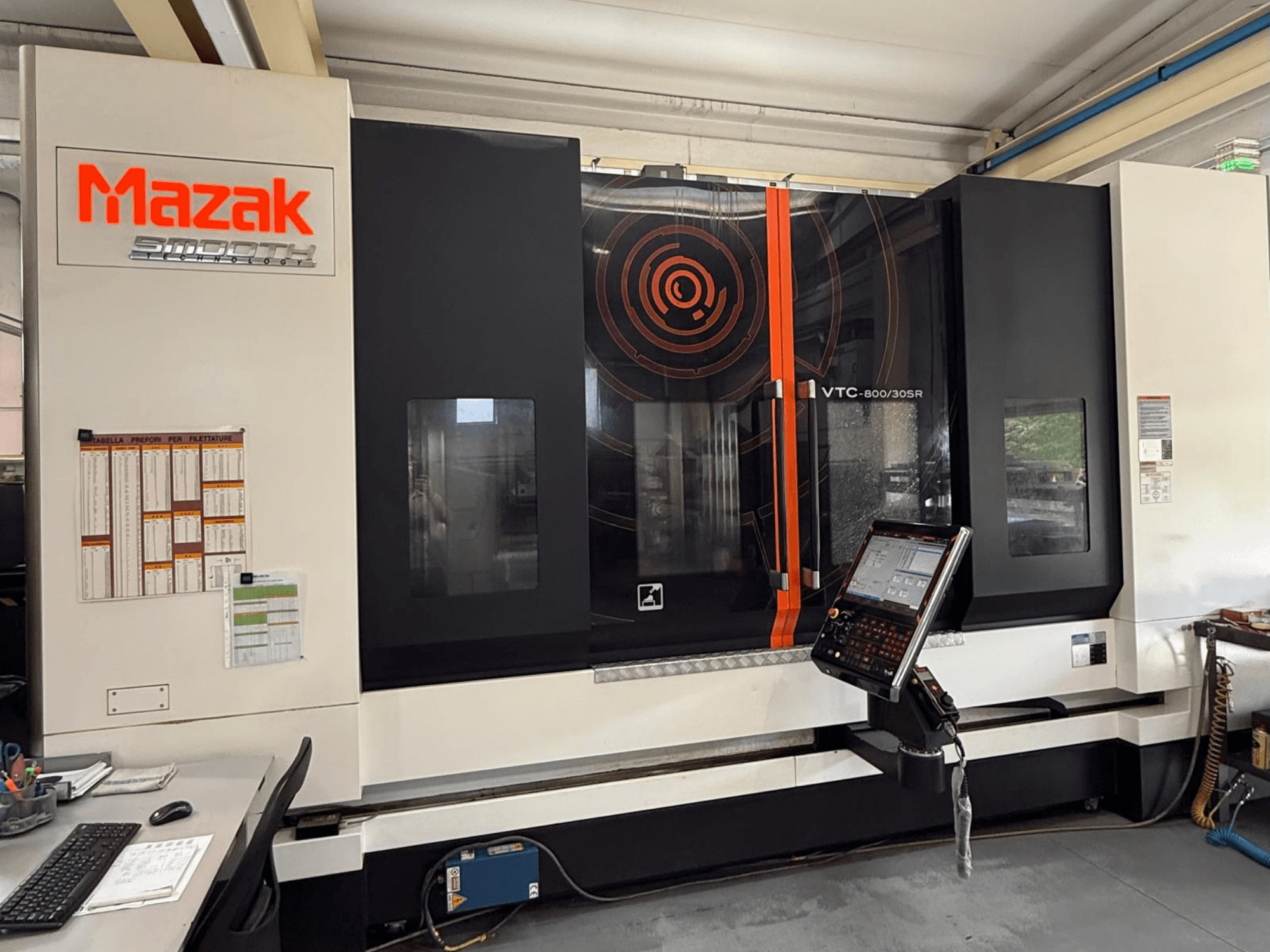 Vertikalni obradni centar Mazak VTC-800/30SR, prednji pogled s upravljačkom pločom, zaslonom i radnim prostorom.