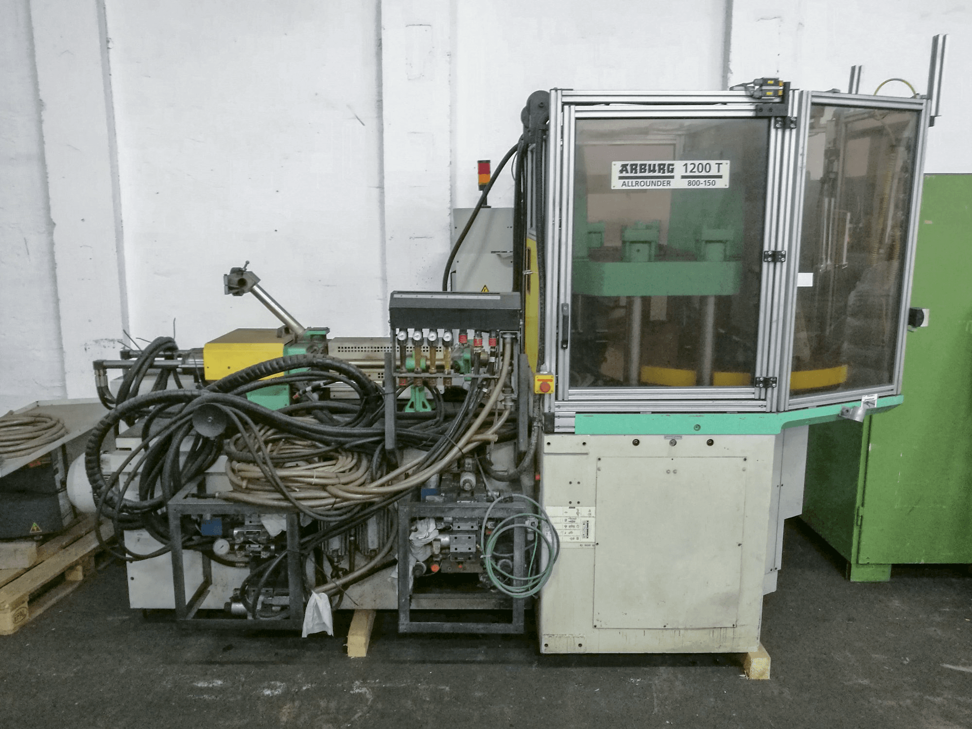 Prikaz stroja Arburg 1200TS 800-150 sprijeda