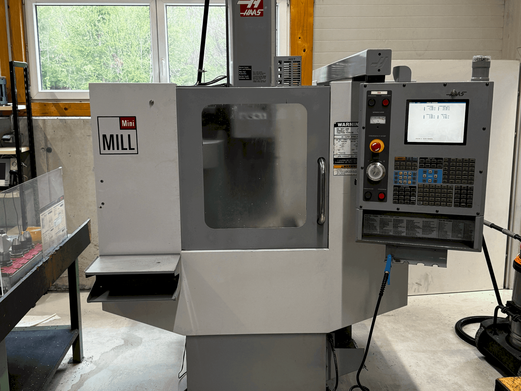 Prikaz stroja HAAS Mini-Mill HE sprijeda