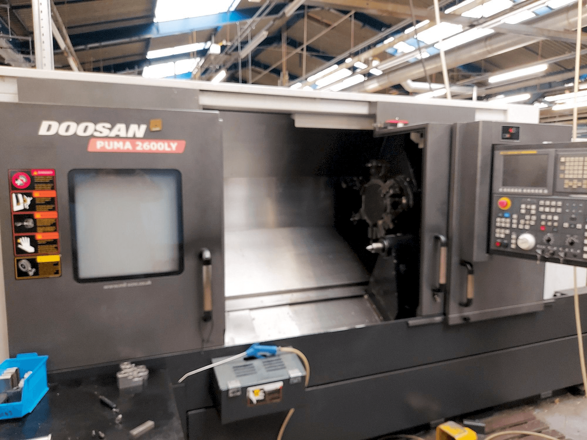 Prikaz stroja Doosan Puma 2600LY sprijeda