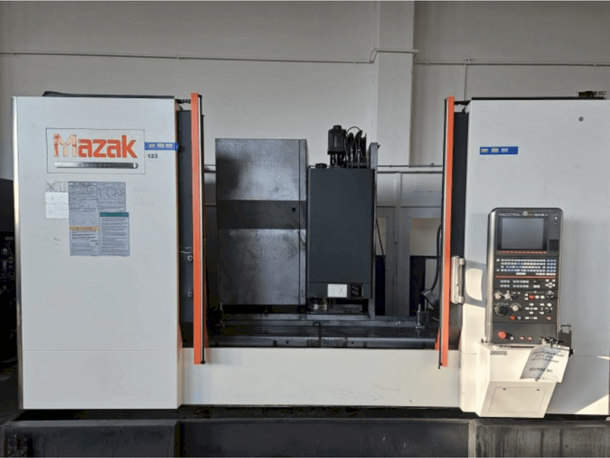 Prikaz stroja Mazak VTC-530C sprijeda